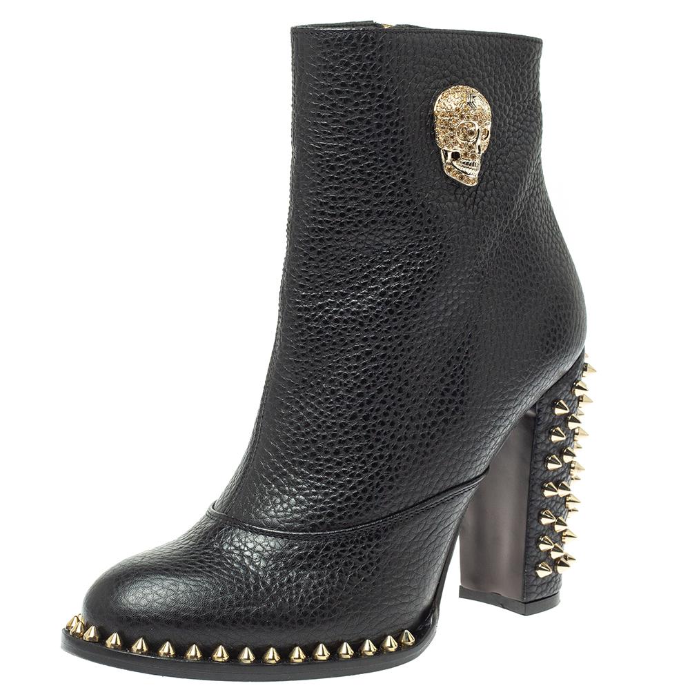 Enjoy the most fashionable days with these stylish ankle boots from Philipp Plein. Modern in design and craftsmanship, they are crafted from leather and designed with gold-tone studs, a skull detail, and side zip closure. They are finished with 11
