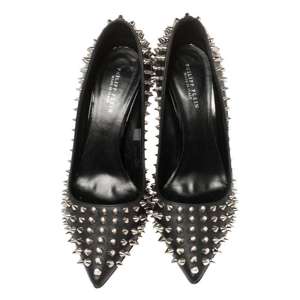 Spike-Details bedecken diese schwarzen Pumps und verleihen ihnen einen gewagten Look. Die aus Leder gefertigten Pumps von Philipp Plein verfügen über spitze Zehen:: Ledereinsätze und schmale Absätze für einen selbstbewussten Auftritt. 

Enthält: