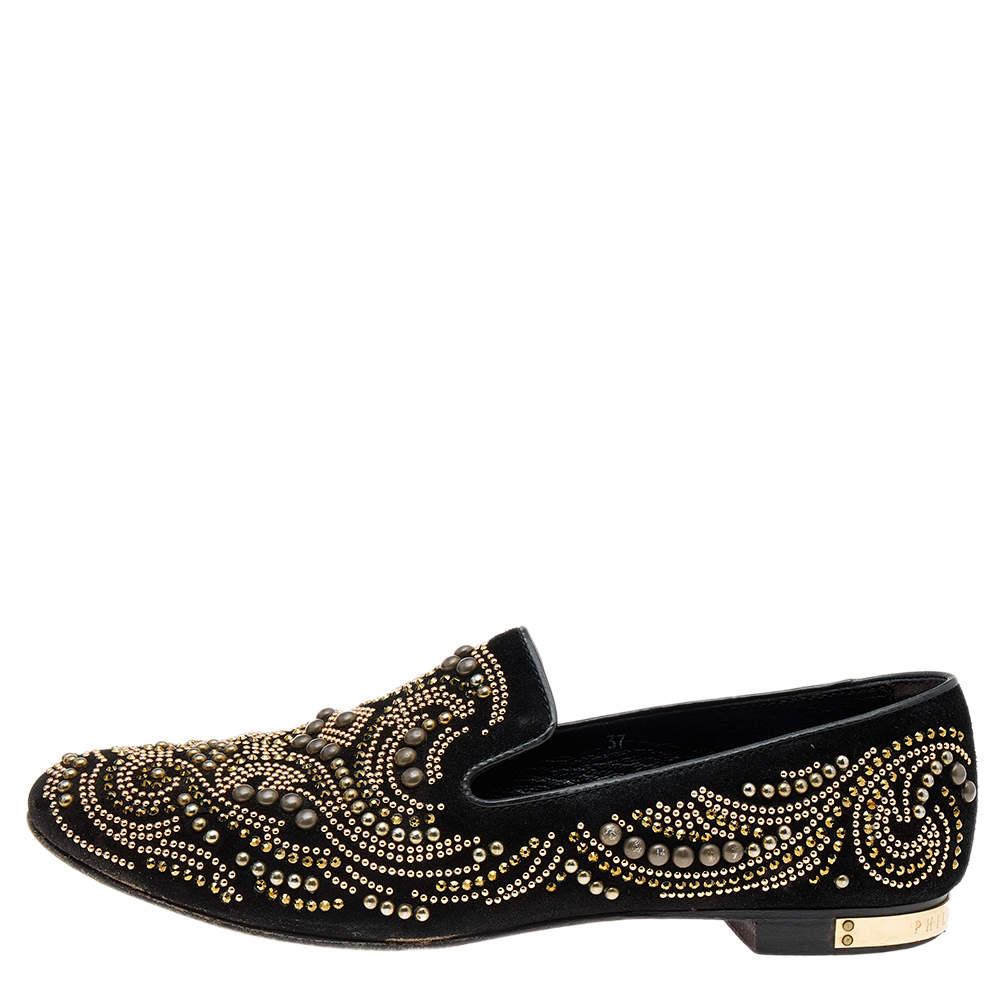Add a luxurious element to your ensemble by wearing these Smoking Slippers from the House of Philipp Plein. They are crafted using black suede, with intricate embellishments throughout. They feature gold-tone hardware and a slip-on style. These