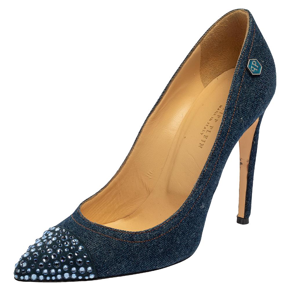 Contrast your outfit with these blue denim pumps and complete a statement look. Constructed with skill, the Philipp Plein pumps feature crystal-embellished pointed toes, leather insoles featuring the label, and 11.5 cm heels for a stylish lift.

