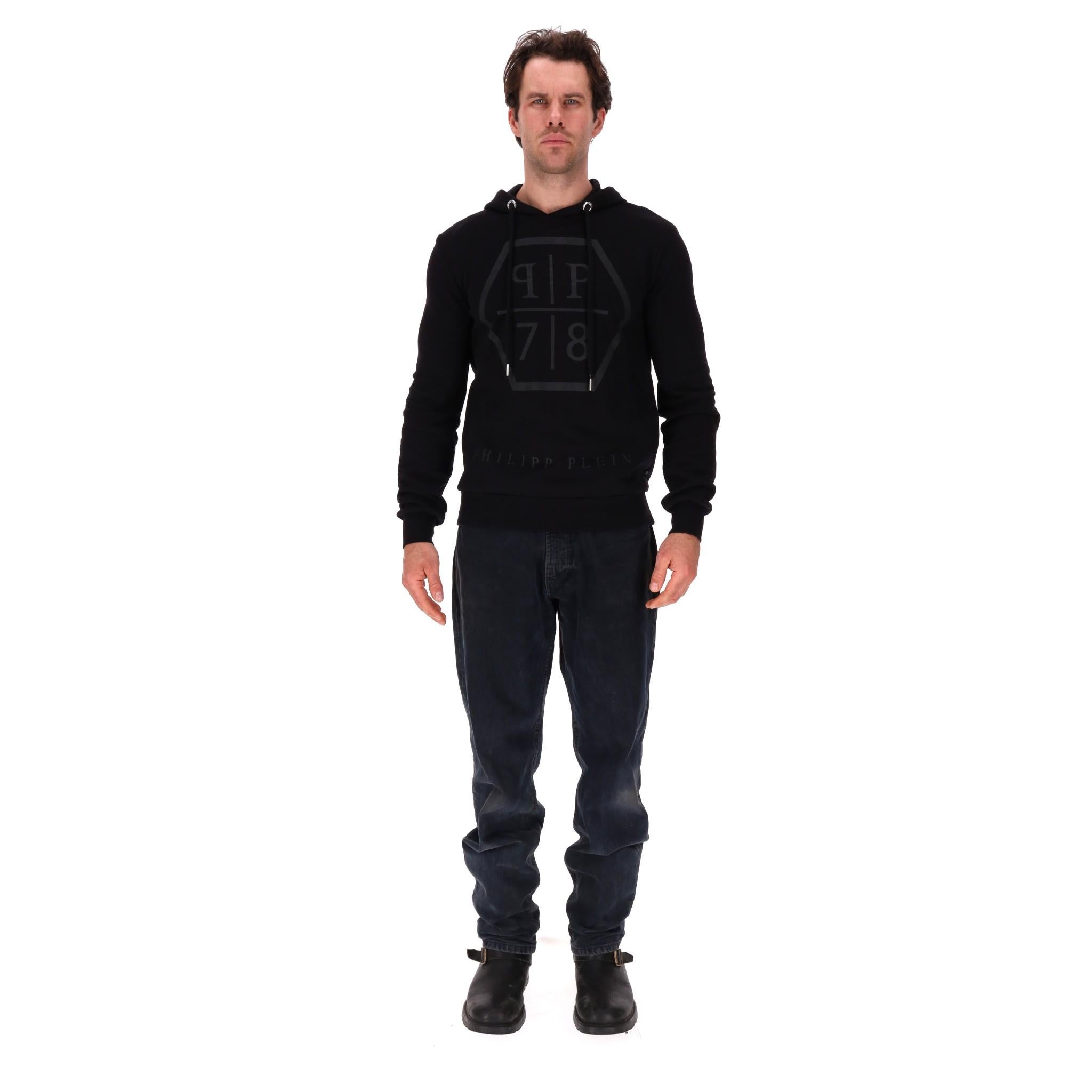 Philipp Plein Cotton Logo Hoodie

Black pullover crafted from cotton with the brand’s signature logo to the centre.

Drawstring hood, ribbed cuffs and hem. Rrp Approx. £960

Size – L

Condition – Very Good

Composition – 100% Cotton