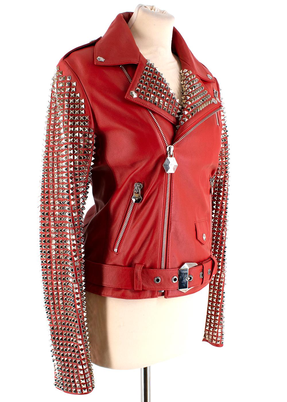 Philipp Plein Couture Verschönerte Rote Lederjacke

Aufwendige silberne Nietenverzierung an Kragen und Ärmeln
Swarovski-Steinadler auf dem Rücken
2 Außentaschen mit Reißverschluss
Hergestellt in der Schweiz
Gefütterter Innenraum 
Die Maße werden