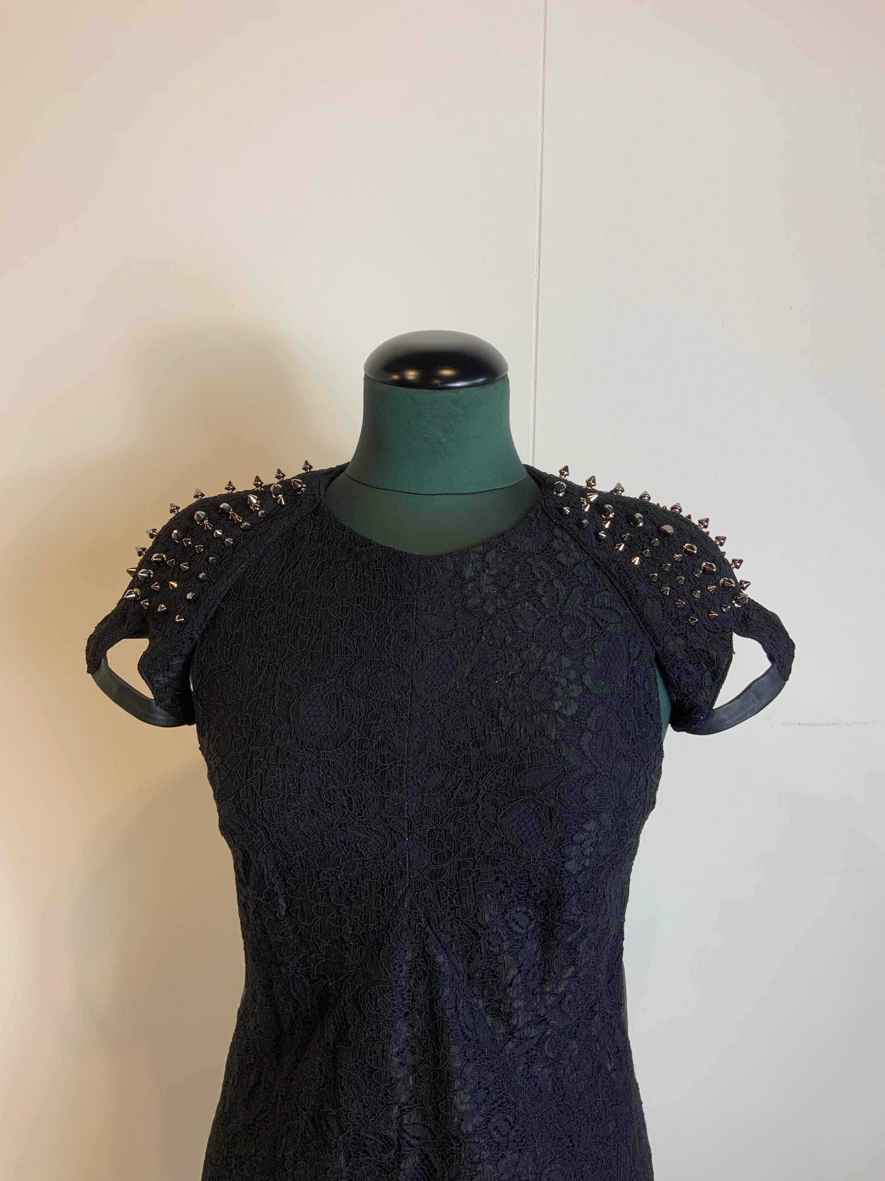 Philipp Plein Couture Kleid.
Aus Viskose und Nylon. Einsätze aus Leder.
Internationale Größe M.
Schultern 42 cm
Oberweite 40 cm
Taille 37 cm
Länge 80 cm
Guter Allgemeinzustand, mit stärkeren Gebrauchsspuren und gezogenen Fäden.