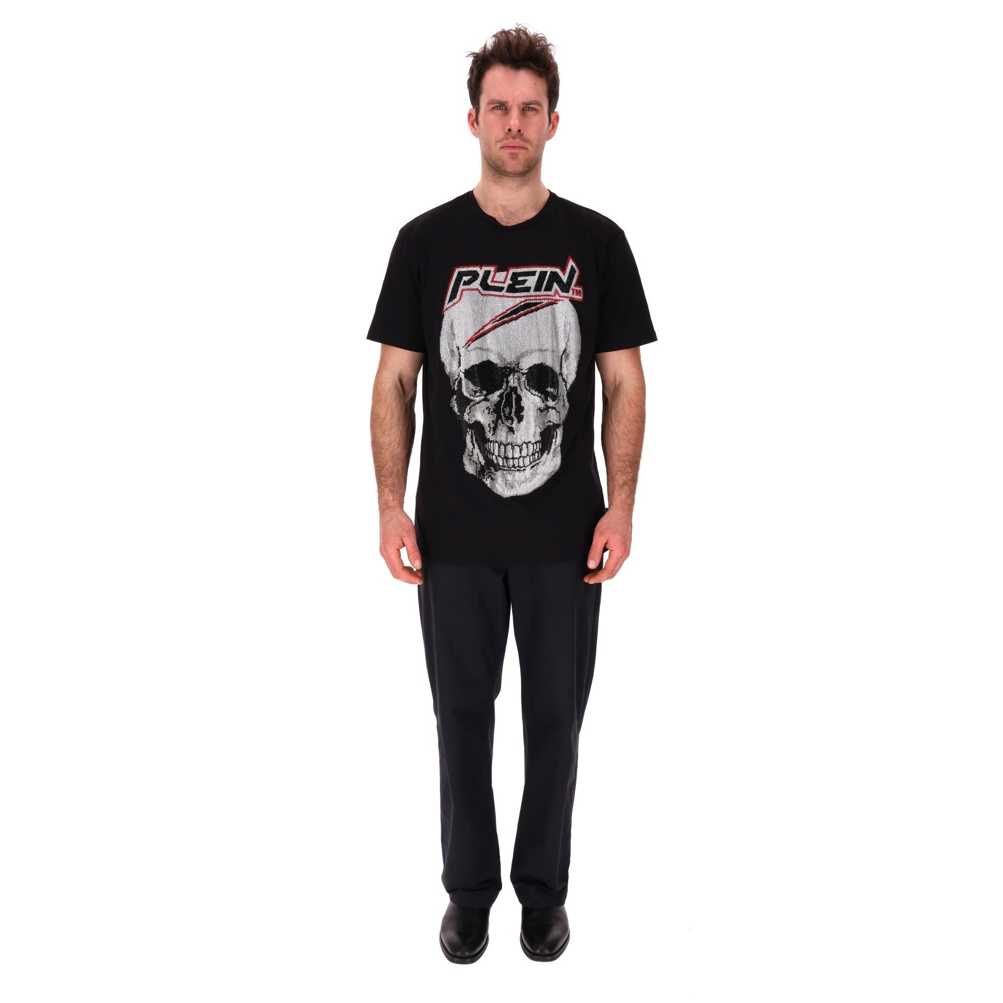 Philipp Plein Crystal Embellished Skull Logo T-Shirt

Black, cotton t-shirt designed with the brand's signature Skull motif fully encrusted with crystals.

Detailed with 'Plein' signature to the top and leather 'PP' logo patch.

Featuring ribbed