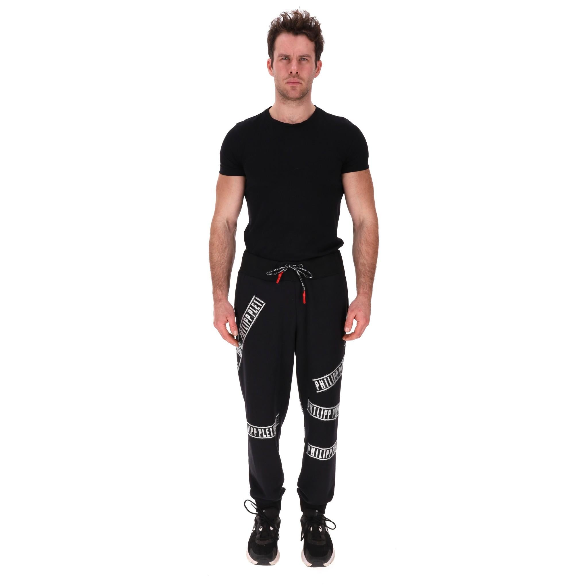 Pantaloni da jogging in cotone con logo in cristallo di Philipp Plein

Pantaloni in Black Fleece impreziositi da toppe con logo in cristallo.

Vita elasticizzata con coulisse, due tasche frontali e polsini a coste.

Prezzo di listino circa 880