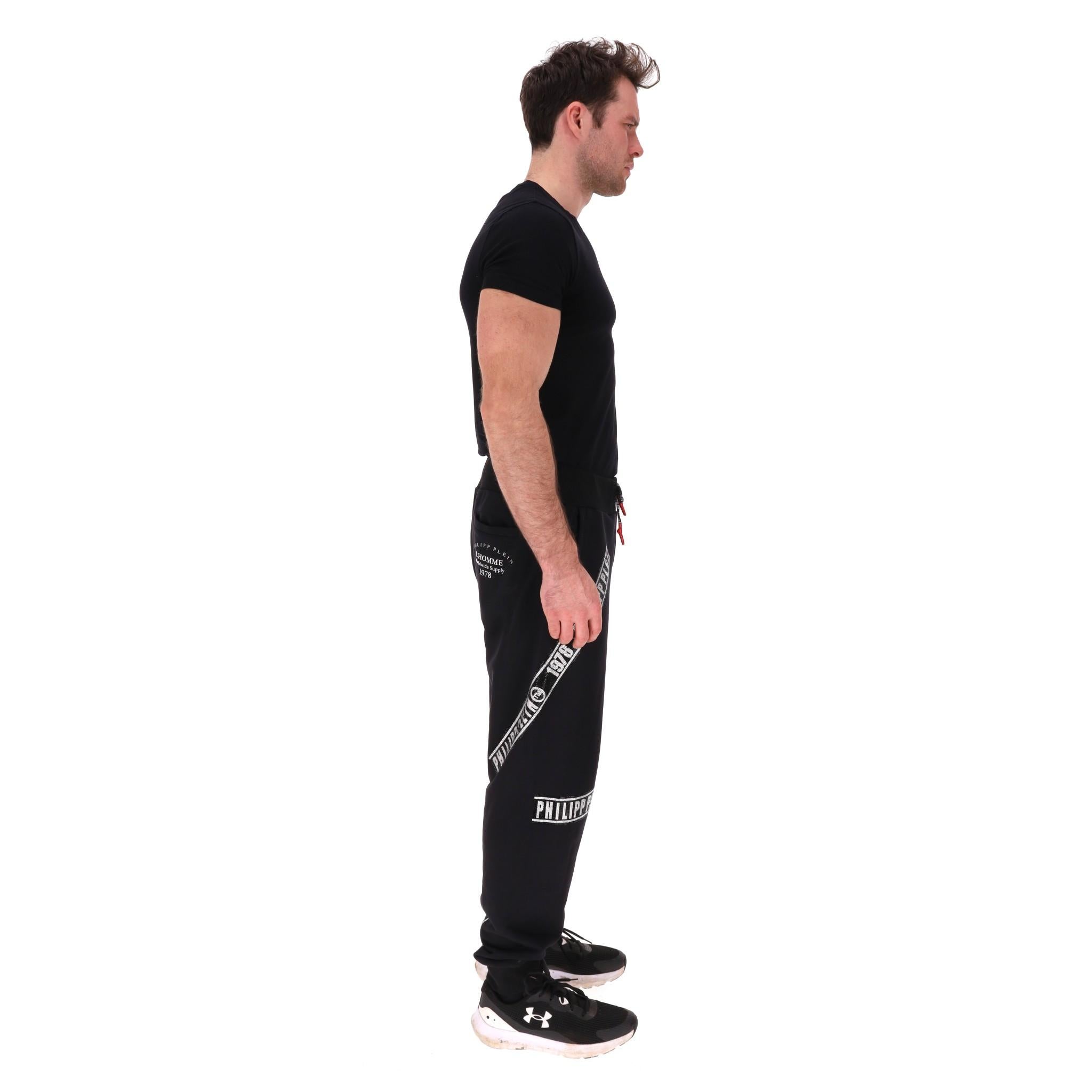 Nero Pantaloni da jogging in cotone con logo in cristallo di Philipp Plein in vendita