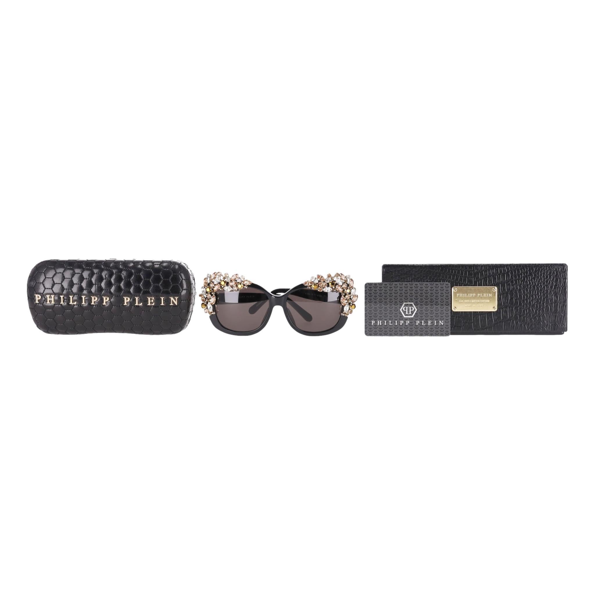 Philipp Plein Crystal Sunglasses

Black frames adorned with jewels in gold, silver and taupe.

Rrp £800

Size - One Size

Condition - Very Good

Comes With - Original Box, Travel Pouch & Card