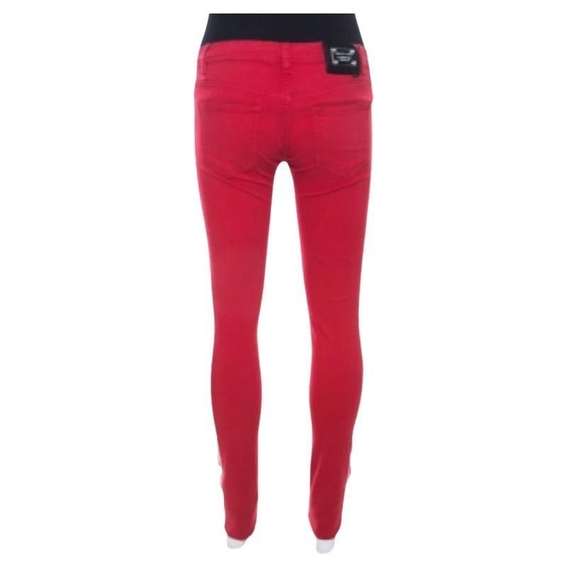 Facili e super comodi, questi jeggings di Philipp Plein faranno sicuramente girare la testa. Presenta strisce a contrasto sui lati ed è realizzata in un tessuto di cotone elasticizzato che si adatta perfettamente alla forma delle tue gambe. Ci piace
