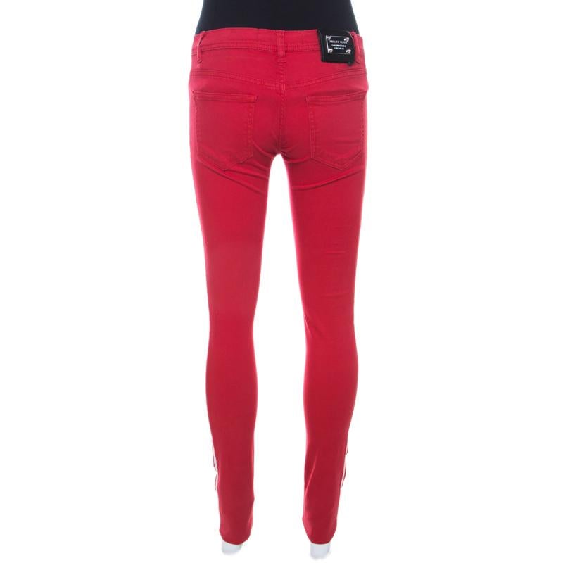 Easy-going and super comfortable, these jeggings from Philipp Plein is sure to turn heads. It features contrasting stripes at the sides and designed in a stretch cotton fabric that beautifully takes the shape of your legs. We like it paired with a