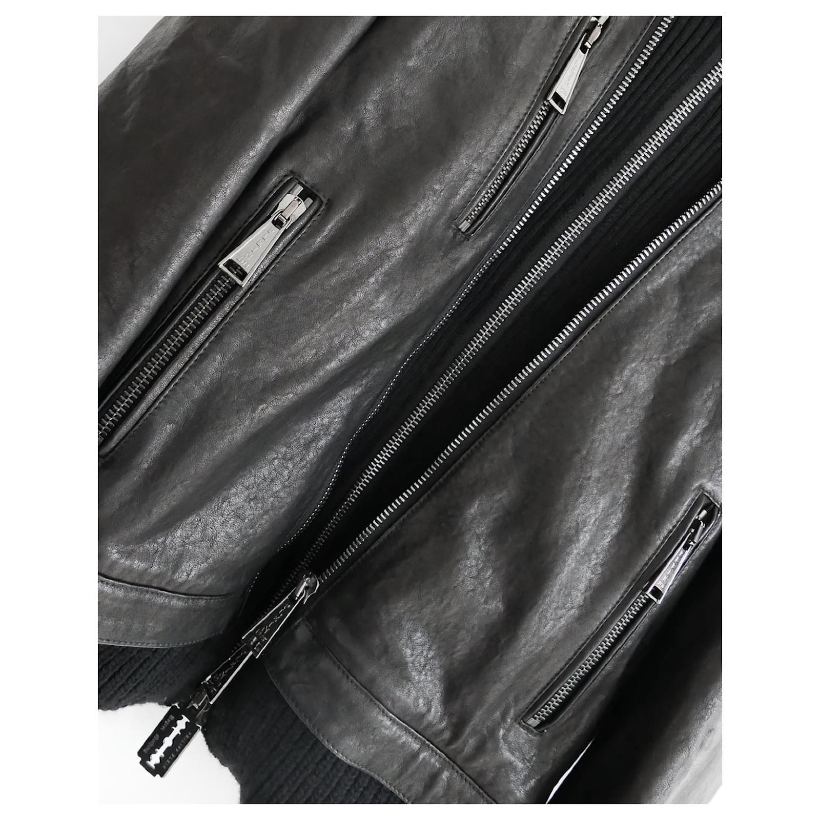 Die coolste Lagenlederjacke von Philipp Plein, gekauft für £4300 und ein paar Mal getragen. 

Hervorragend verarbeitet aus geschmeidigem schwarzem Leder mit einem Einsatz aus klobigem Wollpulli. Sie hat einen super coolen 3D-Totenkopf auf der Brust
