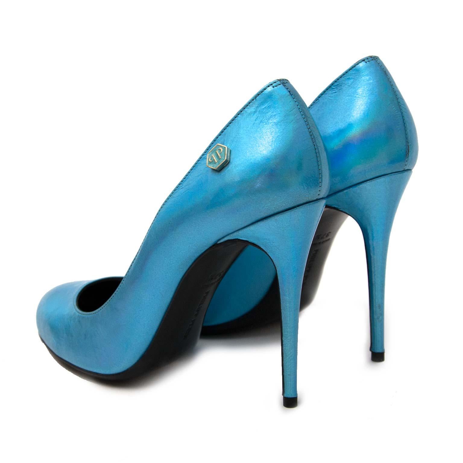 NEW

Estimated Retail Price: €498         SAVE 50%

Philipp Plein 'Fortuna Plango' Irridescent Blue Pumps - size 37.5

Grgeous irridescent blue leather high heels with almond toe by Philipp Plein. These babies are brand new and have never been worn.