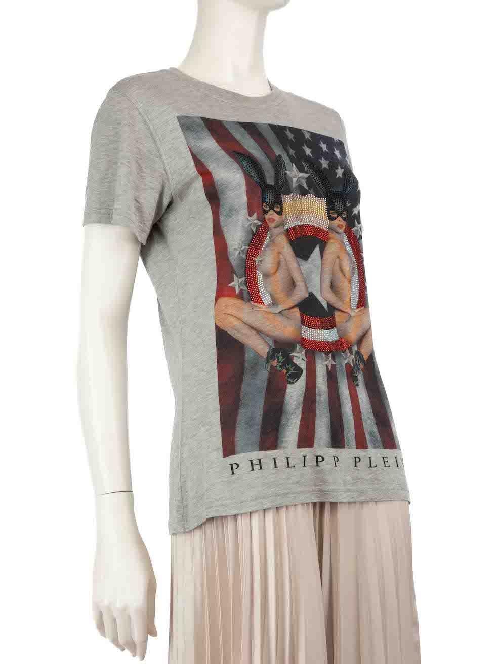 CONDITION is Very good. Hardly any visible wear to top is evident on this used Philipp Plein designer resale item.
 
 Details
 Grey
 Cotton
 T-shirt
 Front graphic America print
 Crystal embellished detail
 Round neck
 
 
 Composition
 100% Cotton
