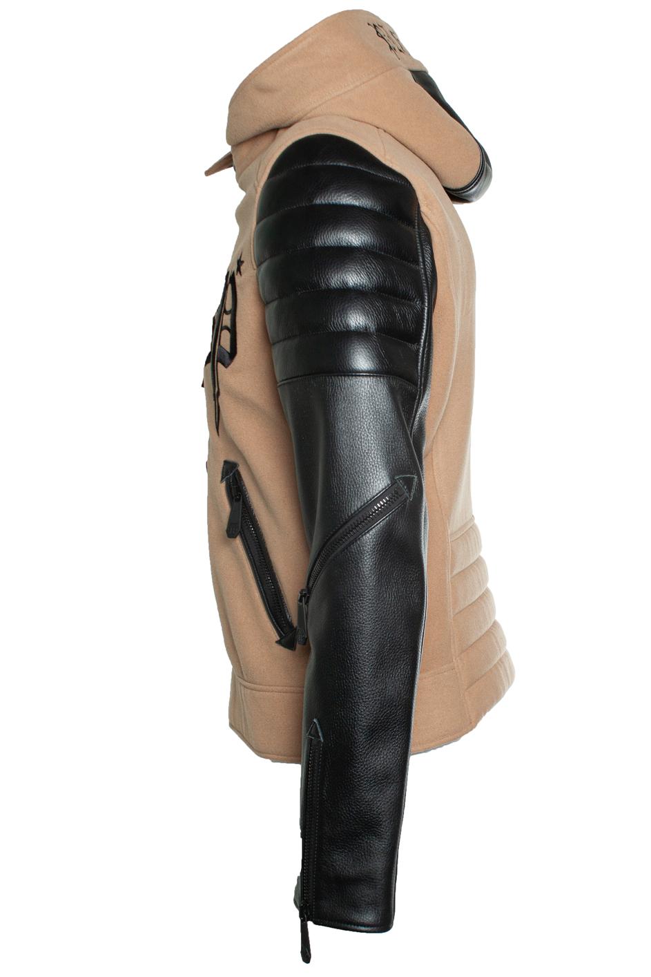 Philipp Plein, hooded wool jacket with leather sleeves. The item is new with tag. 

CONDITION: new with tag

SIZE: L

MEASUREMENTS: length 62 cm, bust 50 cm, waist 49 cm, shoulder width 48 cm, sleeve length 67 cm

MATERIAL: wool, leather

CARE: dry