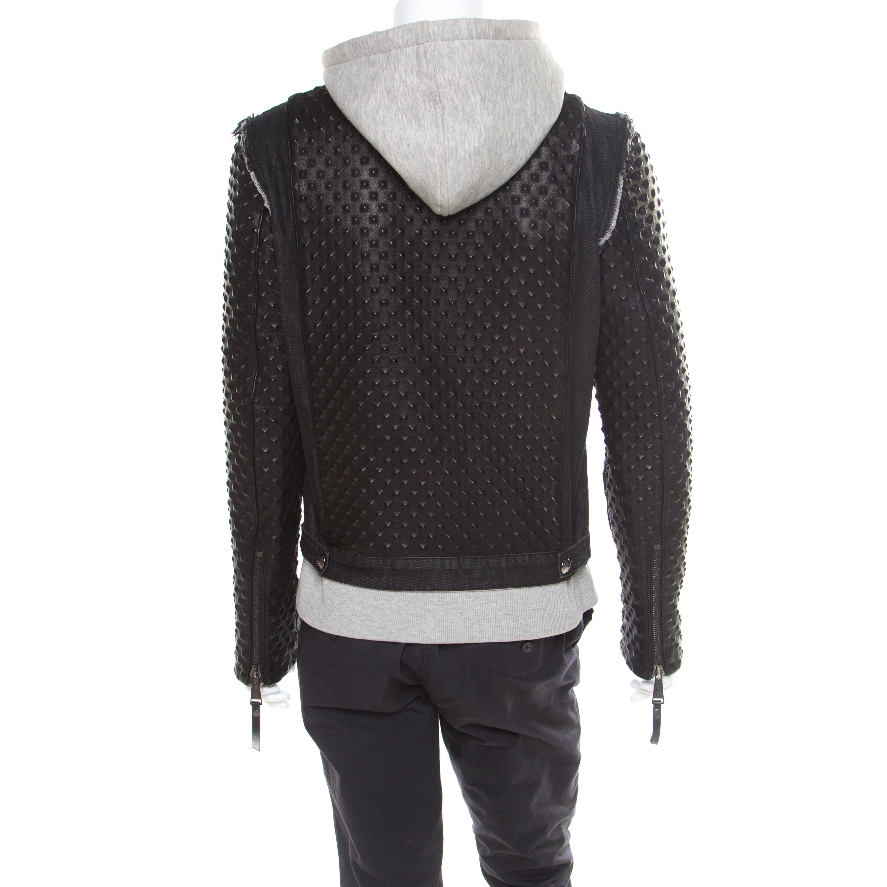 Refresh your style this season with this Philipp Plein's Johnny's jacket. This black piece features a rare combination of flattering fit and stylish design. Made out of cotton denim in a black hue with a textured finish, it is styled with bold,
