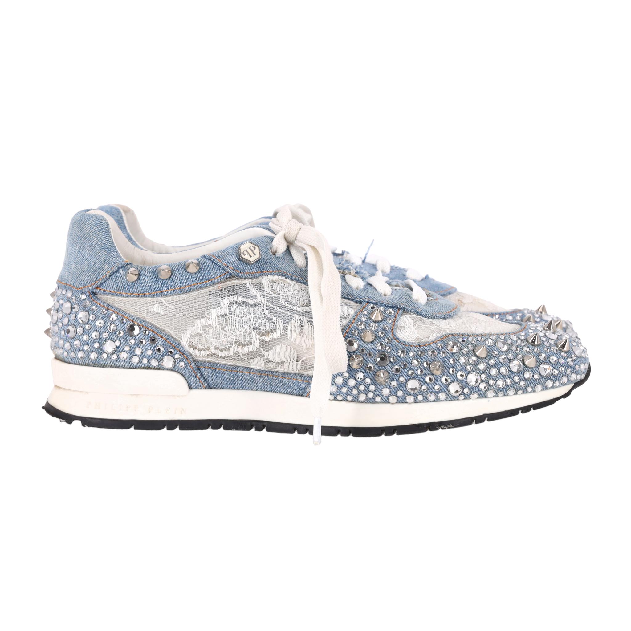 Philipp Plein Denim-Sportschuhe mit Spitze, Kristallen und Nieten verziert (Grau) im Angebot