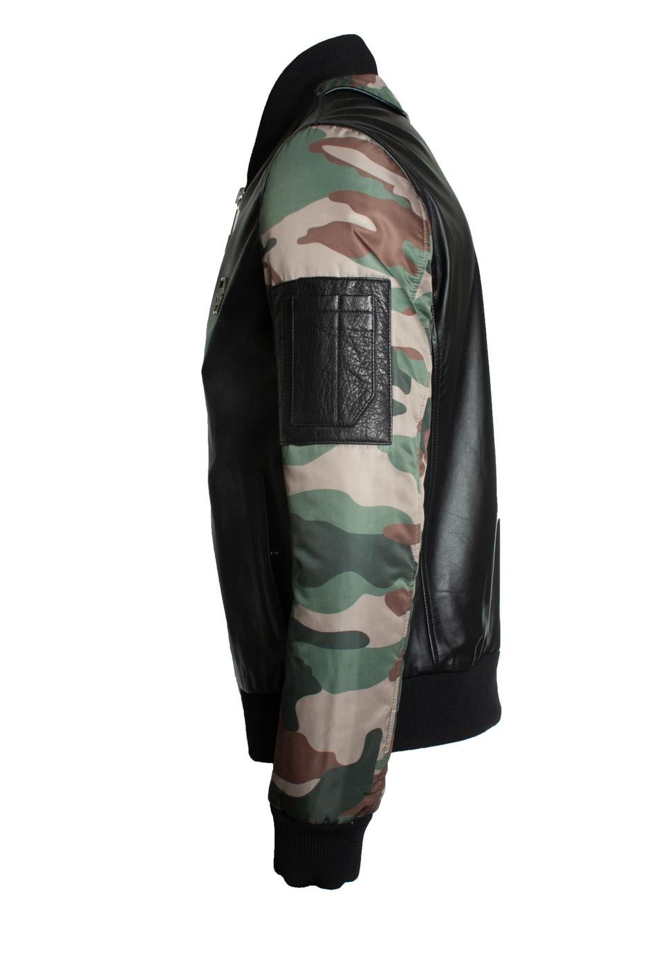 Philipp Plein, leather bomber jacket with army printed sleeves. The item is new - unworn.

CONDITION: new

SIZE: L

MEASUREMENTS: length 66 cm, bust 54 cm, waist 50 cm, shoulder width 46 cm, sleeve length 65 cm

MATERIAL: 100% lamb leather 97%