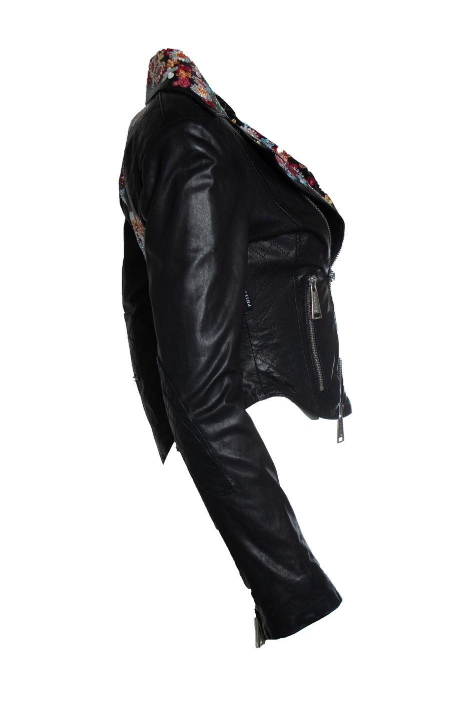 Philipp Plein, leather jacket with embroidery and rhinestones. The item is in very good condition. 

CONDITION: very good condition

SIZE: XS

MEASUREMENTS: length 52 cm, width 40 cm, waist 37 cm, shoulder width 39 cm, sleeve length 62 cm

MATERIAL: