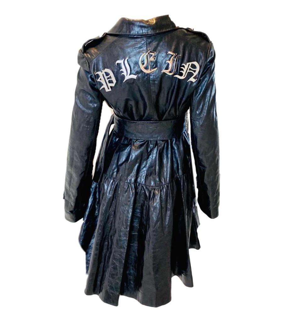 Philipp Plein Ltd Edition Logo Leather Trench Coat

Fit & flare style with leather tie belt. Large silver lettering to the back of the coat 'PLEIN'. Crystal Buttons.

Additional information:
Size – S
Condition – Very Good
