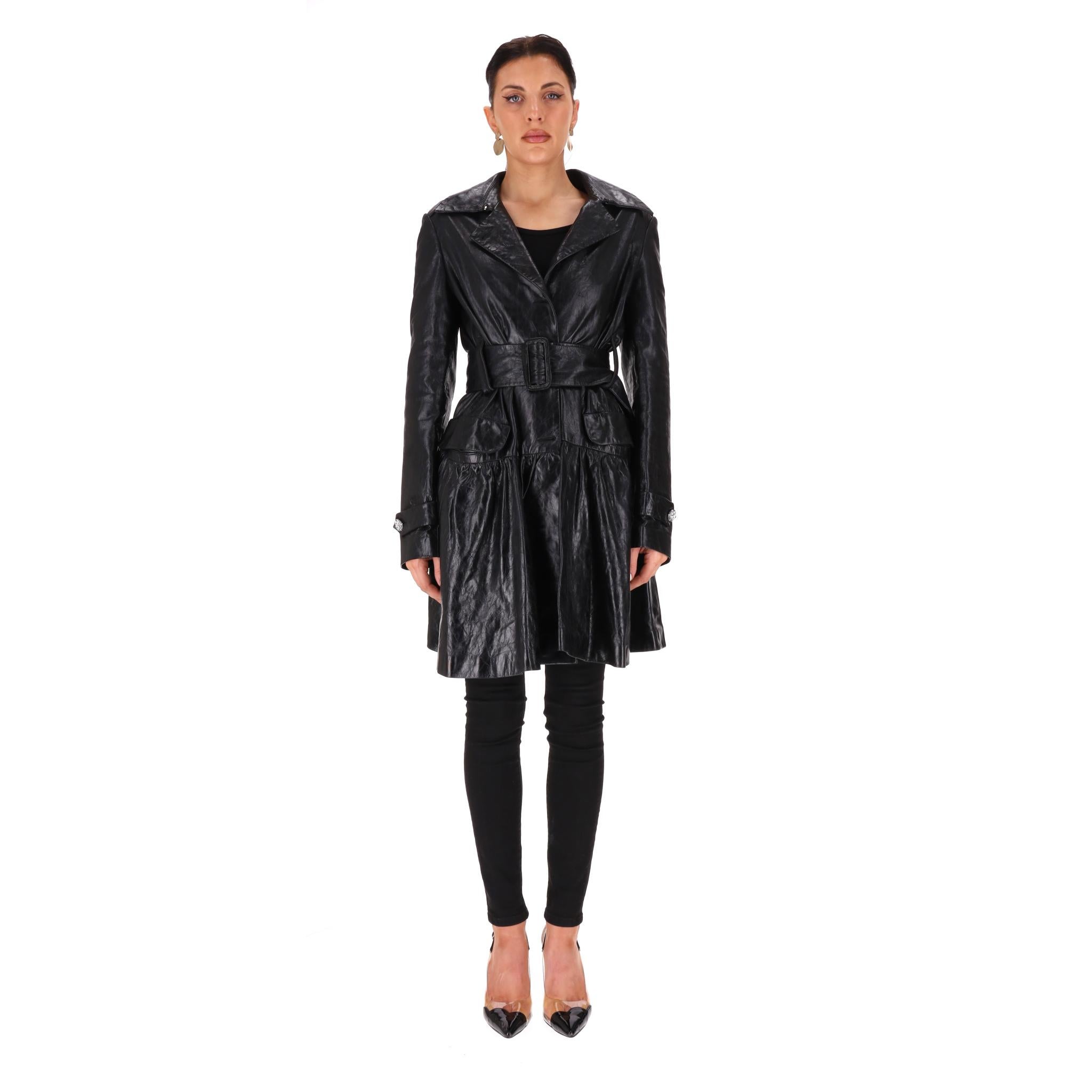 Adoriamo - Trench in pelle con logo Philipp Plein Ltd Edition

Cappotto dalla silhouette fit & flare realizzato in pelle con cintura in vita con fibbia.

Impreziosito dalla grande scritta 