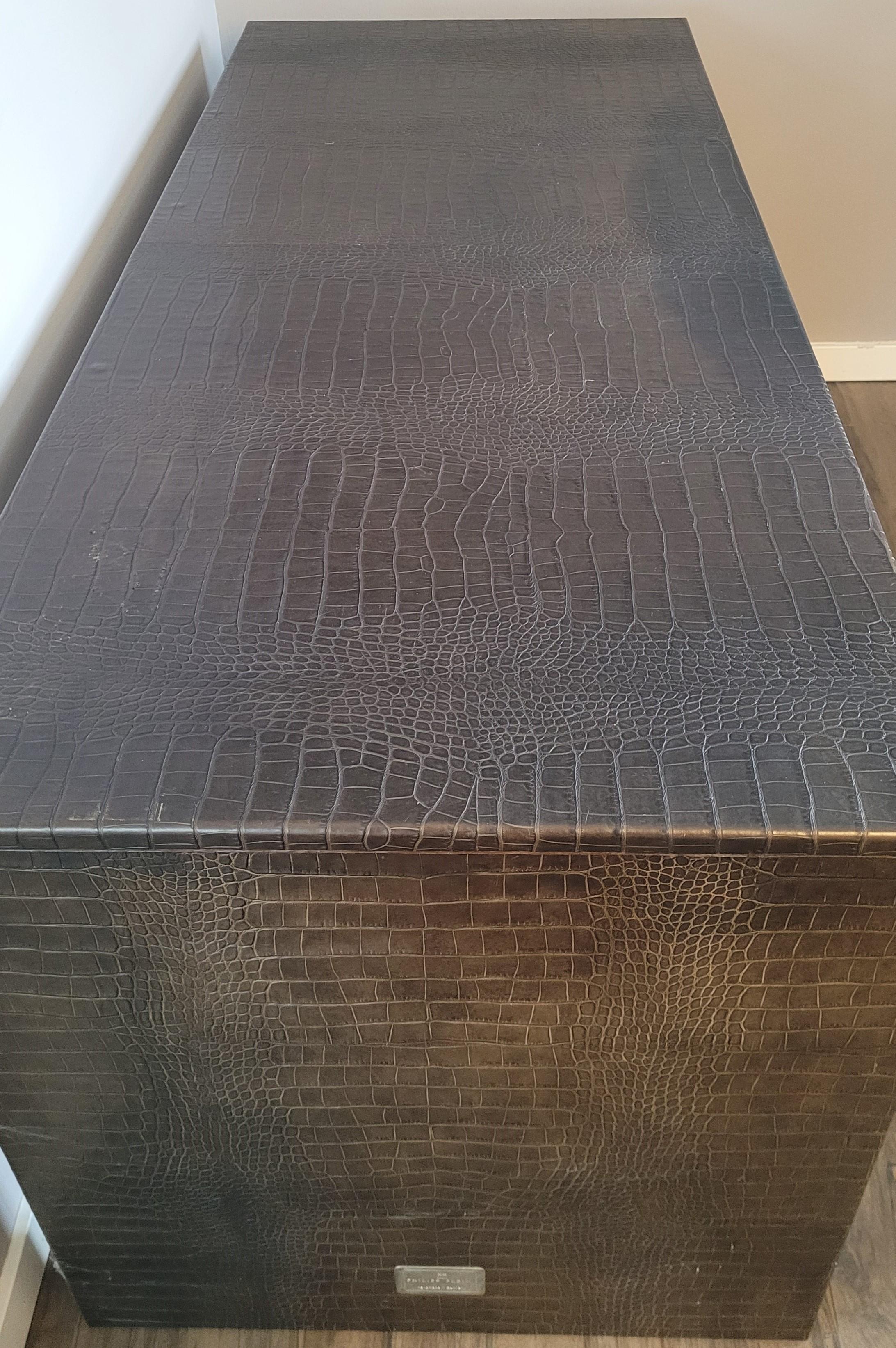  Philipp Plein office  black table in split leather with a crocodile skin effect In Good Condition For Sale In Valladolid, ES