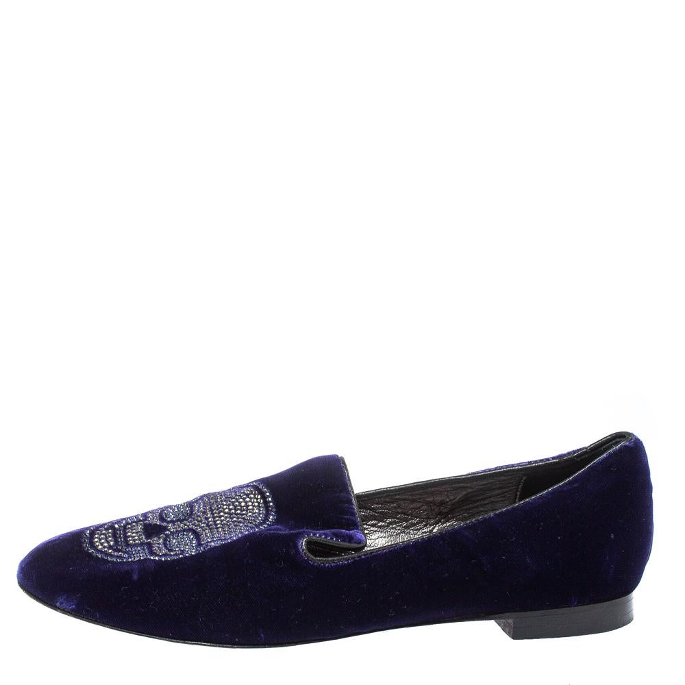 These smoking slippers from Philipp Plein promise to make you stand out and make an impression like never before. Exuding royalty in purple velvet, they feature round toes and crystal-embellished skull motifs on the vamps. Leather-lined insoles