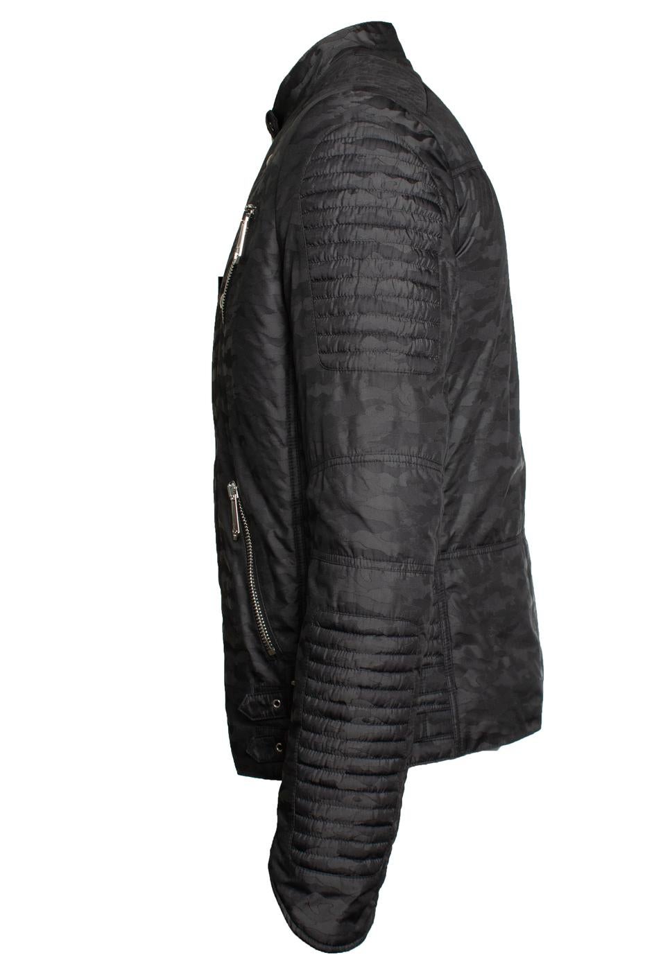 Philipp Plein, quilted biker jacket with army print. The item is new with tag.

CONDITION: new with tag

SIZE: L

MEASUREMENTS: length 68 cm, bust 56 cm, waist 51 cm, shoulder width 50 cm, sleeve length 68 cm

MATERIAL: 100% fabric 100%
