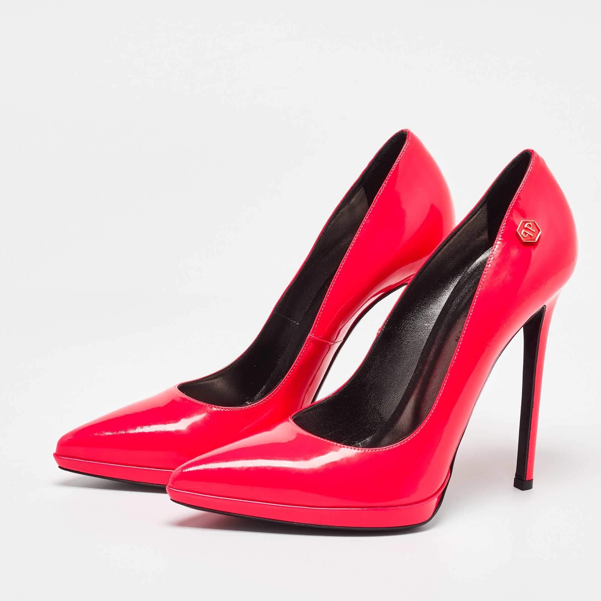 Faites preuve de chic avec ces escarpins de créateur. Ils présentent des talons robustes et des semelles durables  parfait pour vos sorties à la mode