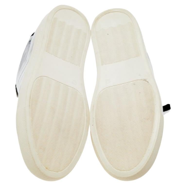 These sneakers from Philipp Plein will amp up your style. Step out in style and confidence as you wear these low-top sneakers crafted from leather and suede. They are styled with lace-ups on the vamps and the brand label on the midsoles. They are