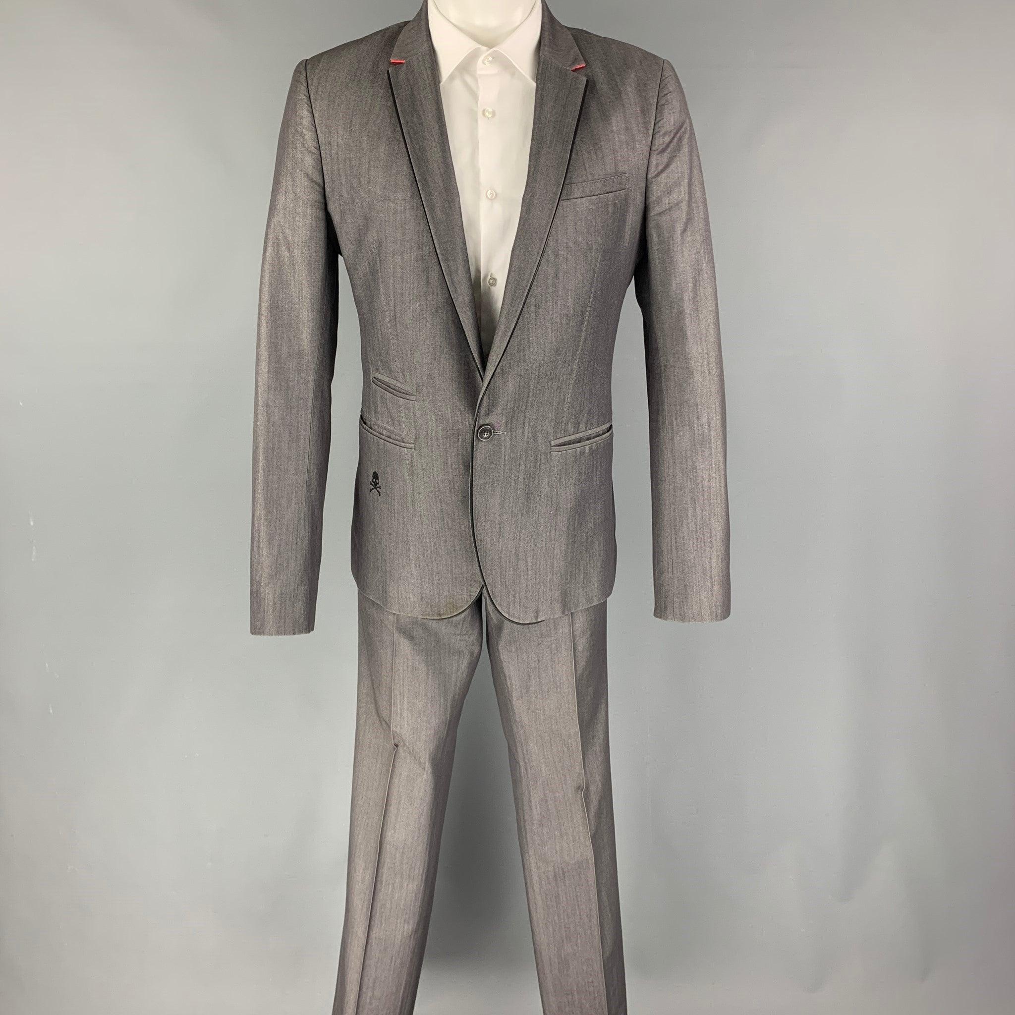 PHILIPP PLEIN
Le costume est en coton mélangé gris clair avec une doublure complète et comprend un manteau de sport à un seul boutonnage avec un revers à cran et un pantalon assorti à devant plat. Excellent état d'origine. 

Marqué :   L 

Mesures :