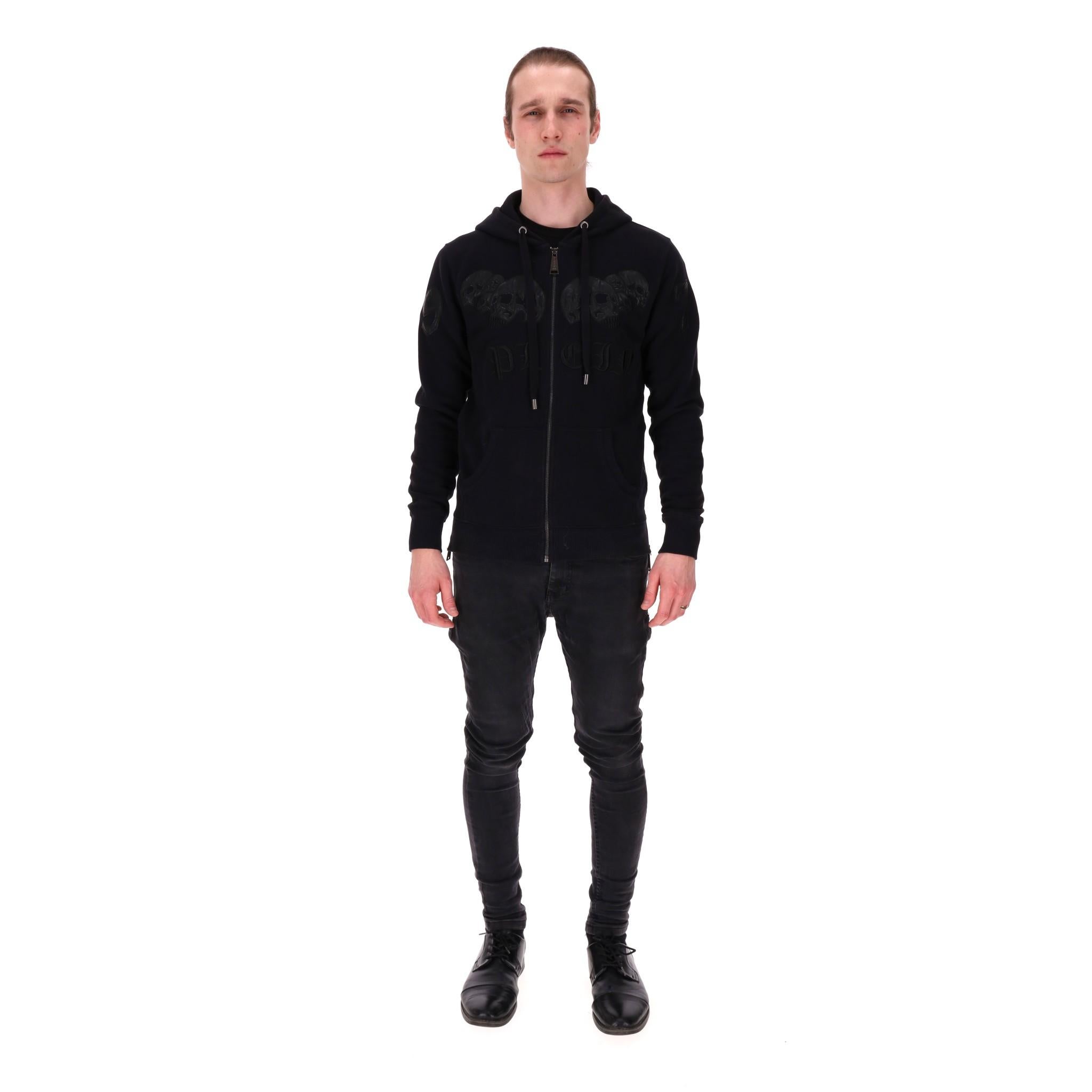 Philipp Plein Skull Detail Hooded Sweatshirt

Black pullover crafted from cotton blend with the brand’s signature Skull motif to the chest.

Featuring 'Plein' logo to the front, signature plaque to the hood and black beaded design to