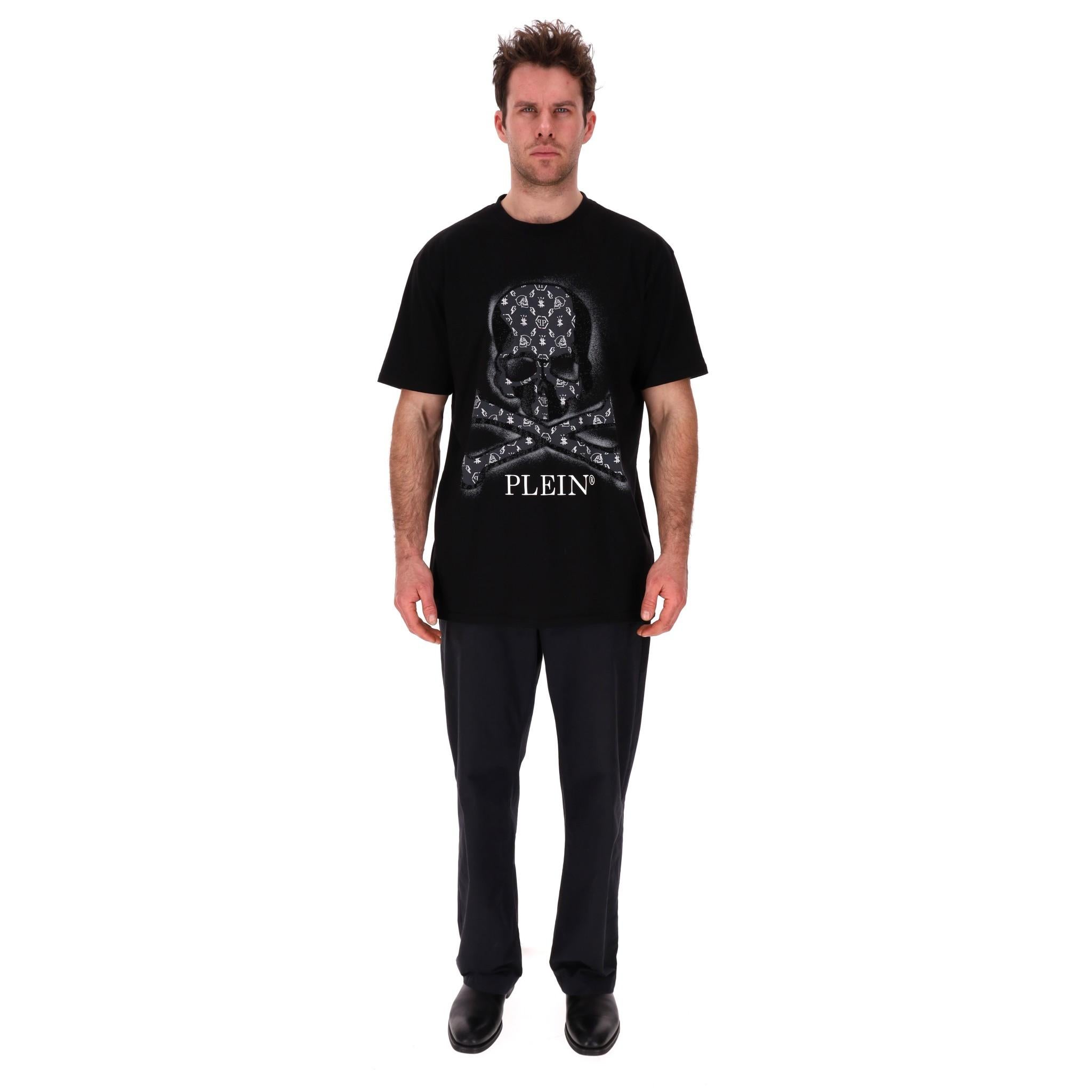 Philipp Plein Skull Logo Embellished Cotton T-Shirt

Black t-shirt designed with the brand's signature studded Skull print to the front with logo details.

Featuring logo, leather patch to rear. Ribbed crew neckline and short sleeves.

Rrp Approx.