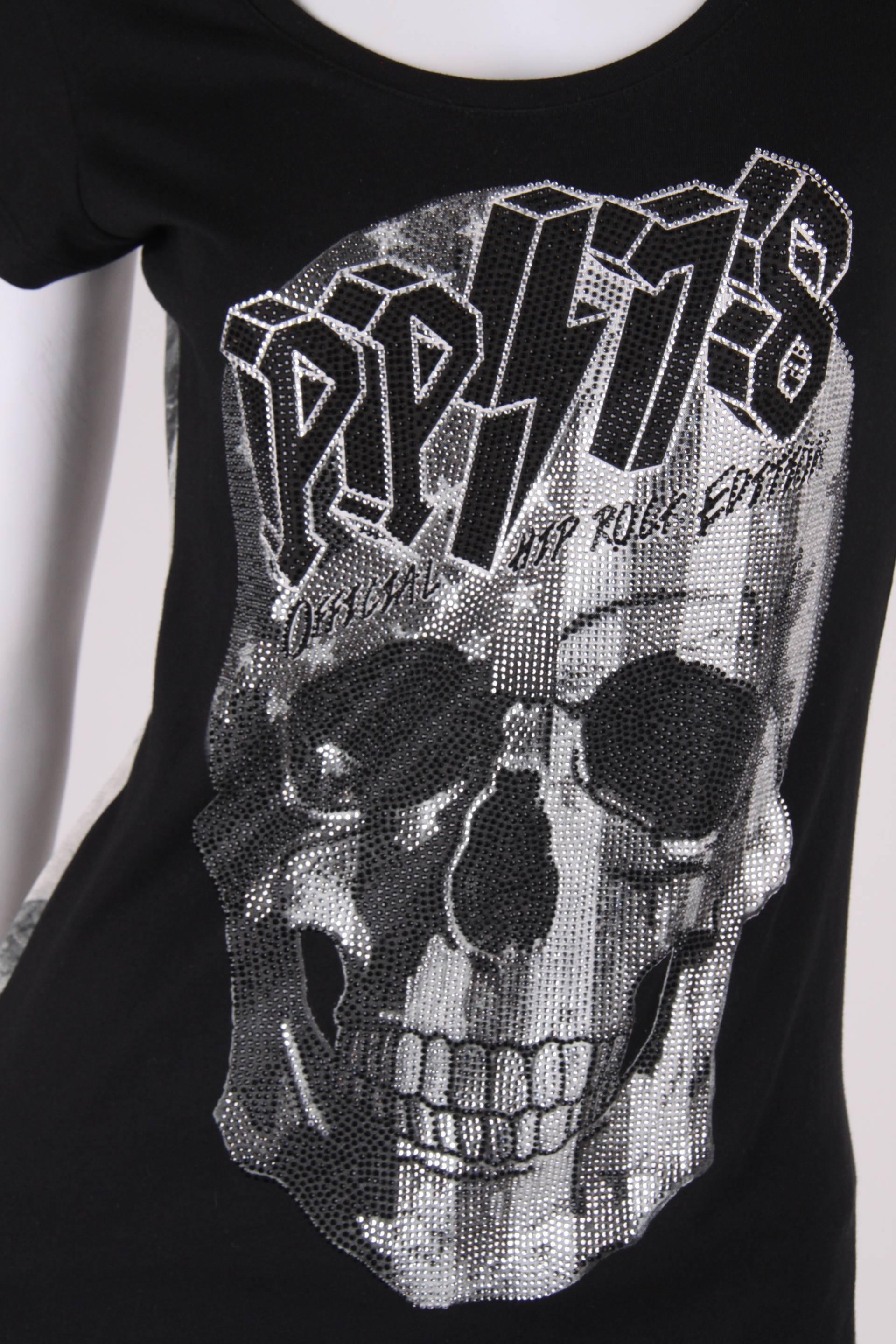 Impressive! Philipp Plein t-shirt with a skull print covered with white, black and grey crystals.

A scoop neckline and short sleeves. The back is fully covered with a large print in black, white, grey and red. At the top in big characters 'PHILIPP