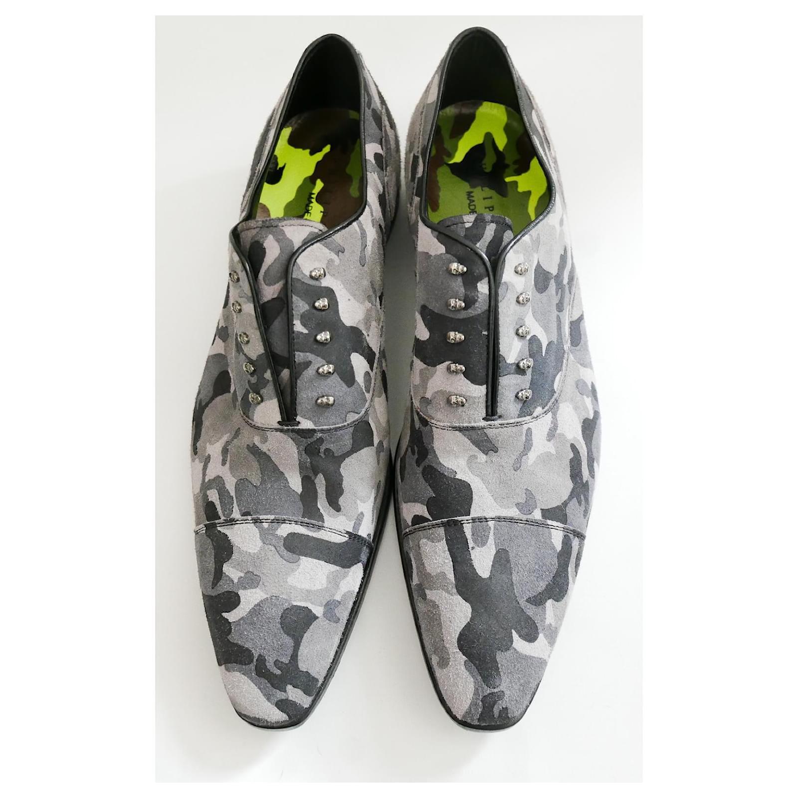 Super cool Camouflage Skull Class Shoes from Philipp Plein's SS14 Collection. Achetées pour £700 et non portées avec étiquettes autocollantes, boîte et tissu imprimé. Réalisées en daim brossé imprimé camouflage gris et bordées de cuir noir, elles