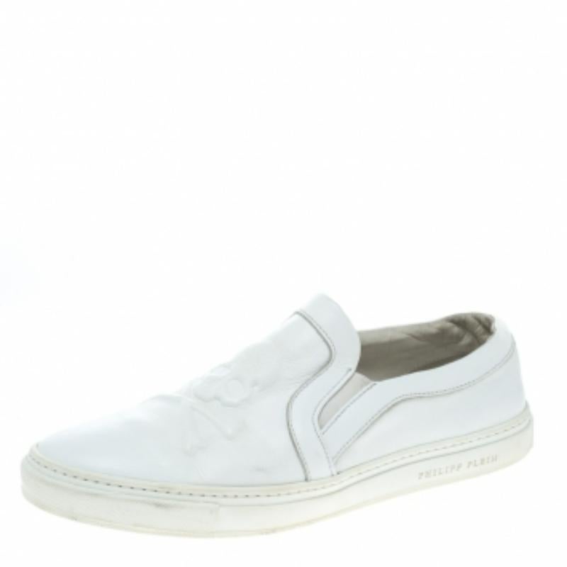 Pour accompagner vos tenues avec aisance, Philipp Plein vous propose cette paire de baskets qui ne parle que de confort. Elles sont réalisées en cuir blanc avec embossage de tête de mort sur l'empeigne et sont dotées de bouts ronds et d'une semelle