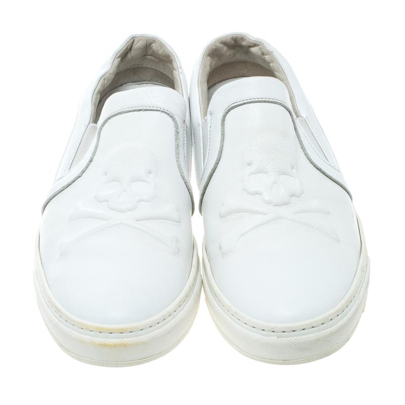To accompany your attires with ease, Philipp Plein brings you this pair of sneakers that speak nothing but comfort. They've been crafted from white leather with skull embossing on the uppers and made ready with round toes and leather