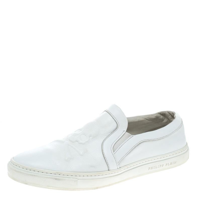 To accompany your attires with ease, Philipp Plein brings you this pair of sneakers that speak nothing but comfort. They've been crafted from white leather with skull embossing on the uppers and made ready with round toes and leather insoles.

