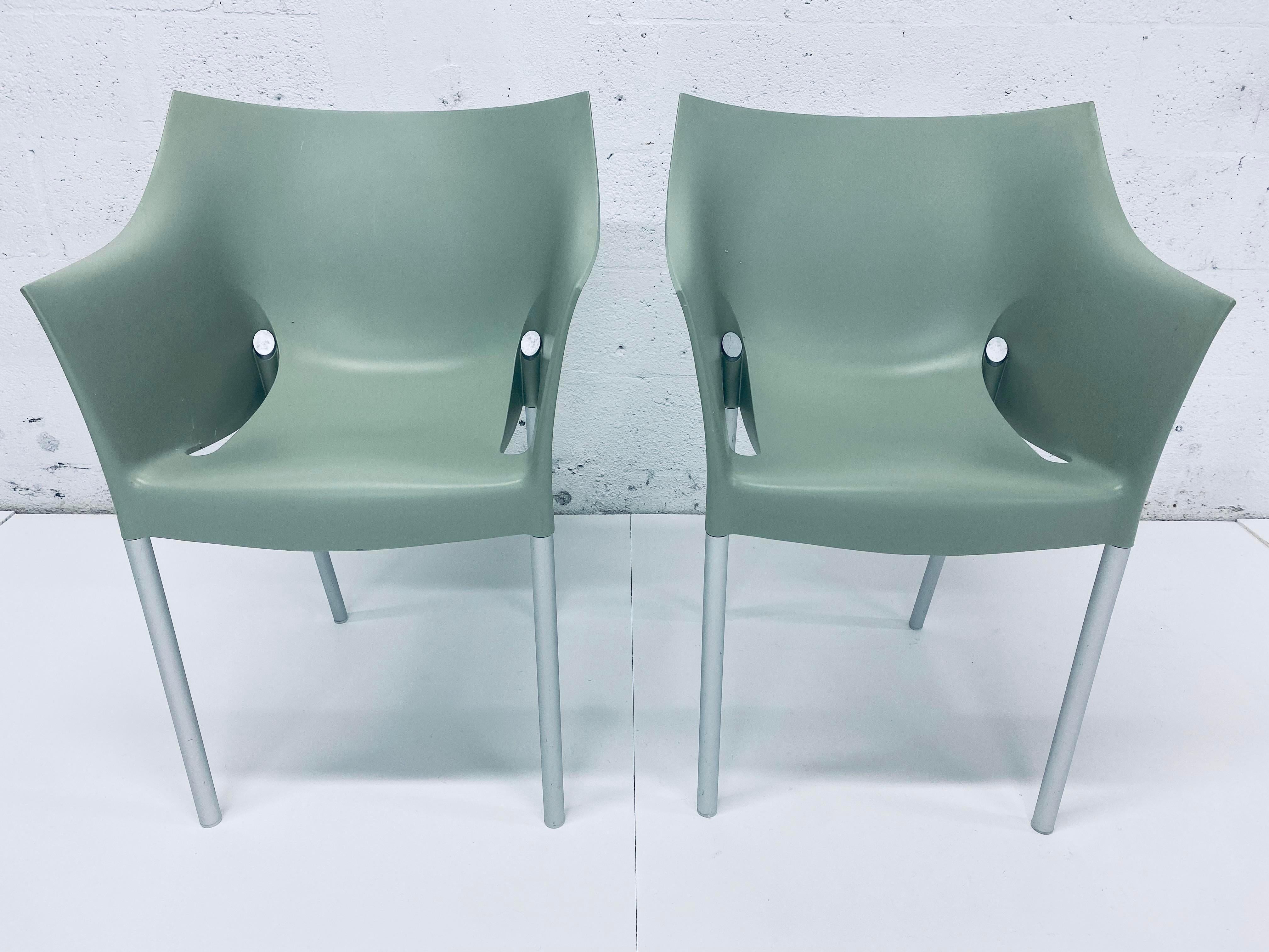 Ensemble de chaises Dr. No vert fenouil avec pieds en aluminium par Philippe Starck et produit par Kartell, Italie.