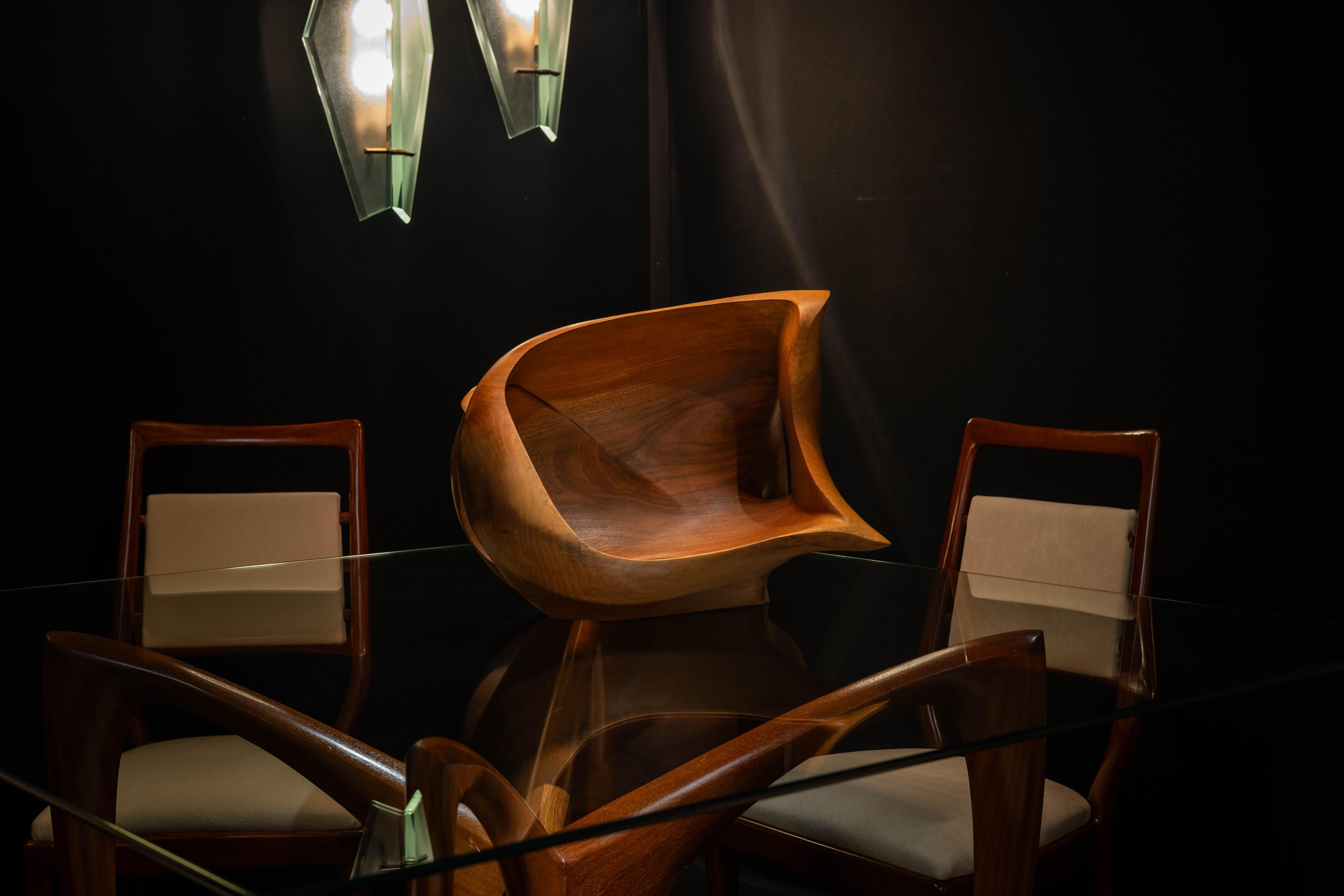 Bellissima scultura disegnata da Philippe Adamantidis e realizzata nel suo atelier in Belgio nel 1970. Questa scultura organica ha un aspetto sorprendente. Attraente da ogni angolazione. Il legno di noce presenta una venatura e una tonalità molto