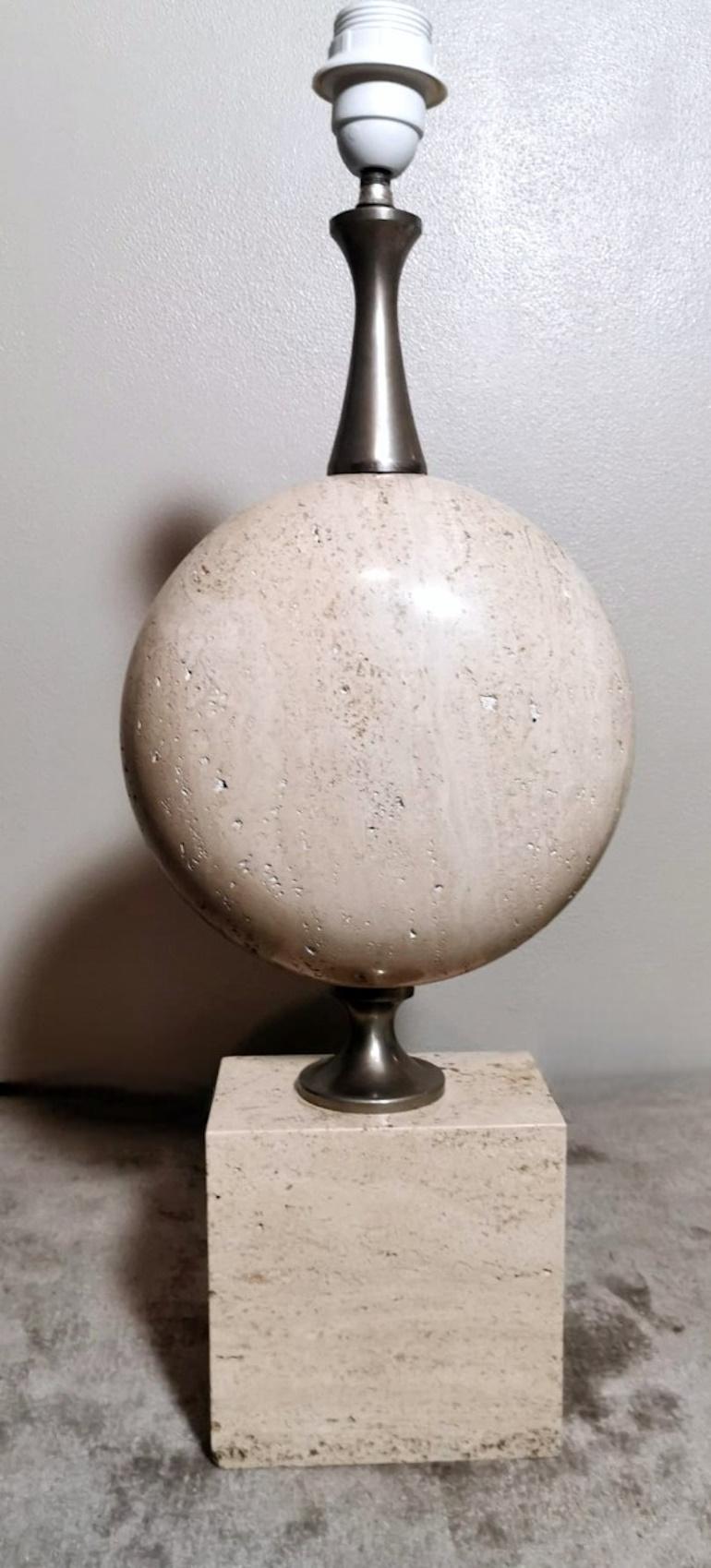 We kindly suggest that you read the entire description, as with it we try to give you detailed technical and historical information to guarantee the authenticity of our objects.
A very elegant lamp in travertine; the parallelepiped-shaped base