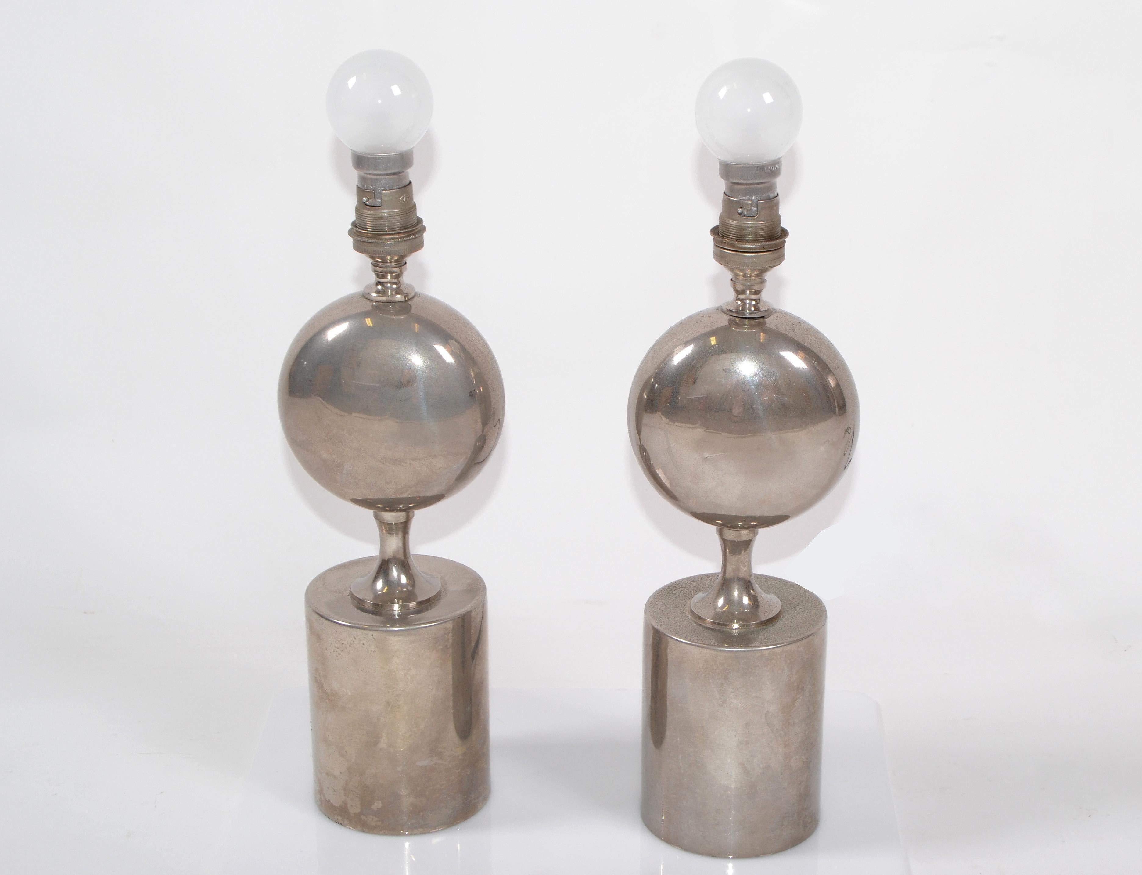 Paire de lampes de table en acier chromé conçues par Philippe Barbier et fabriquées par Maison Barbier en France.
En état de marche, chaque ampoule a une puissance maximale de 40 watts.
    