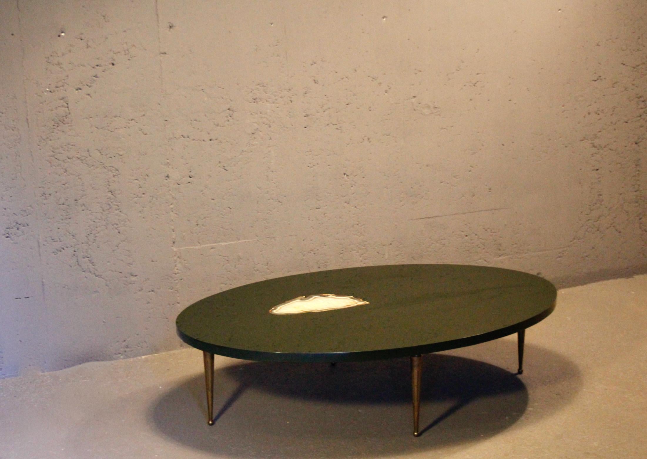 Laiton Philippe Barbier Table basse ovale en résine verte avec insert en agate signée en vente