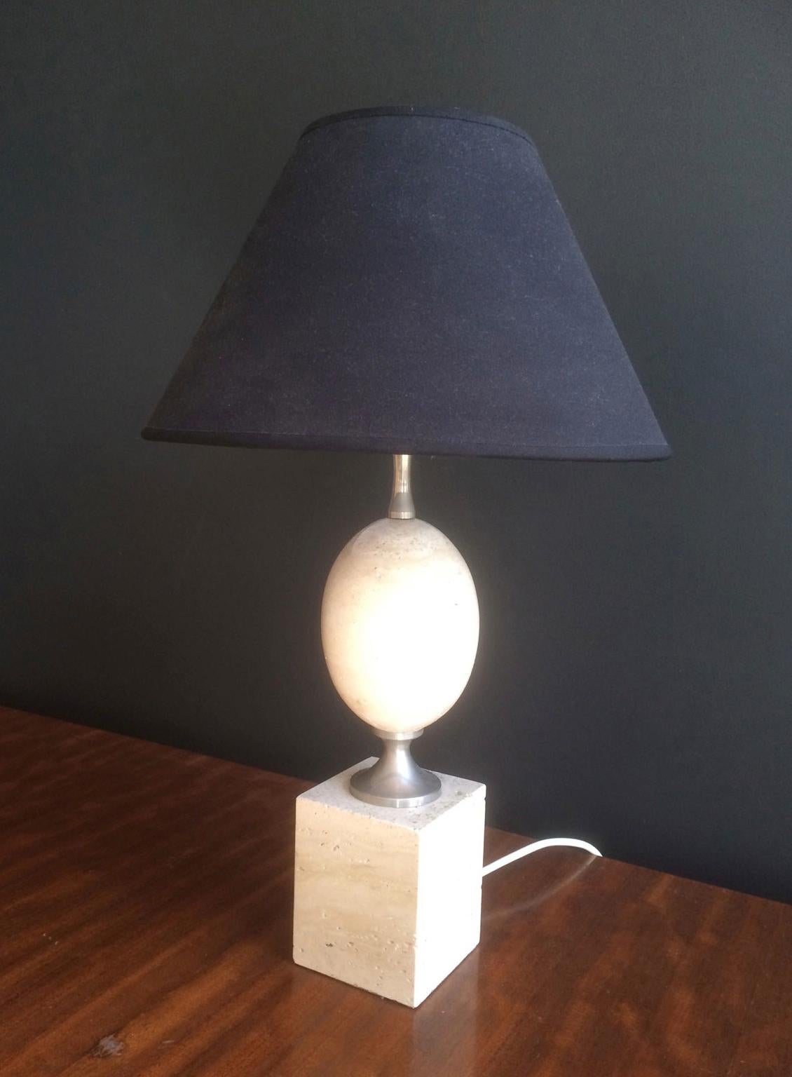 Cette jolie lampe en forme d'œuf est fabriquée en travertin et en chrome. Il s'agit d'un modèle du célèbre designer Philippe Barbier, datant de 1970.