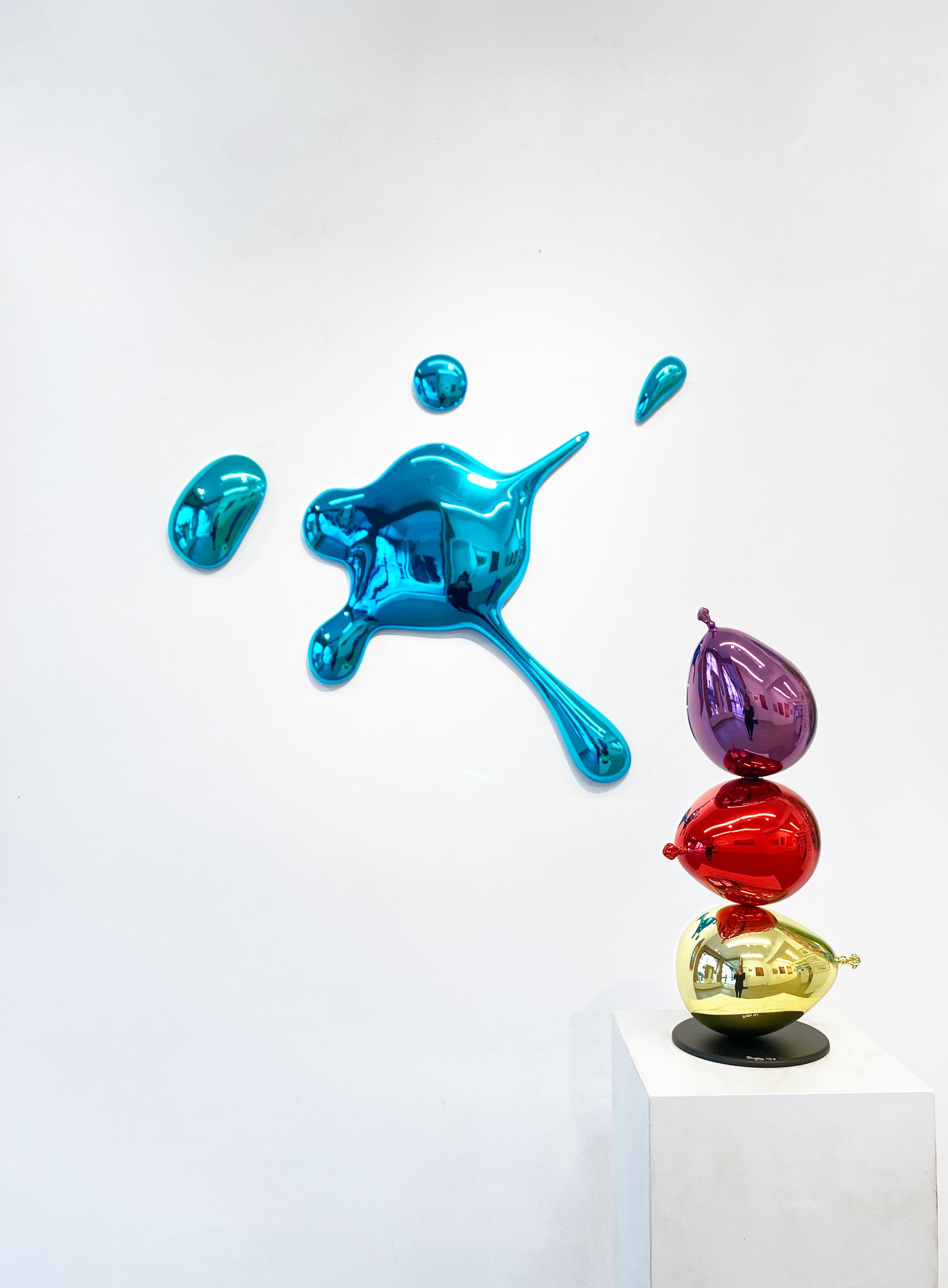 Philippe Berry's Ballons de foire in bronze and silver portrays the playful lightness of balloons, captured in a dynamic, almost weightless form. The combination of bronze & silver adds depth and elegance, transforming the simple joy of a fairground