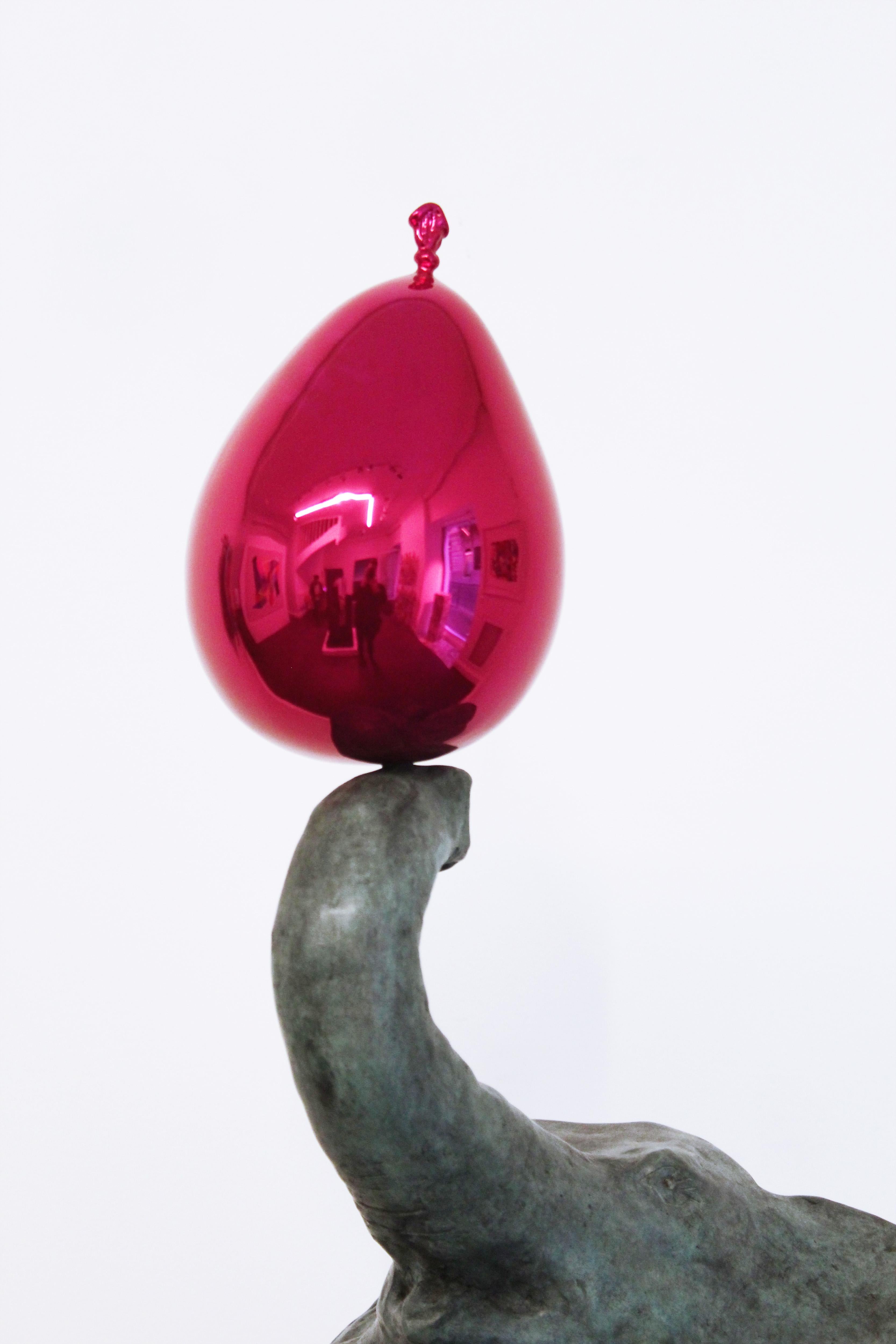 Eléphant et son ballon rose - Sculpture di Philippe Berry
