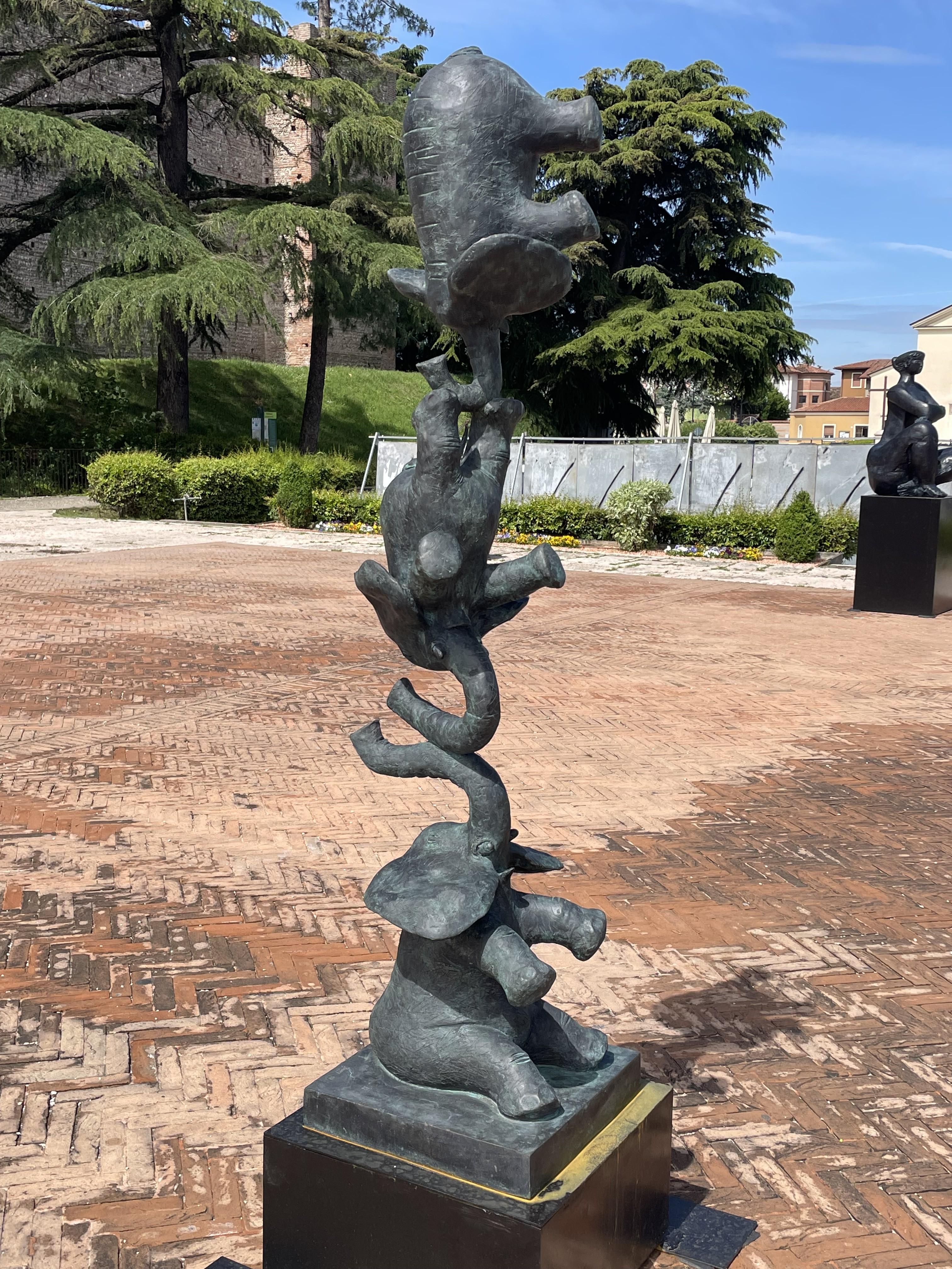 Philippe Berry Figurative Sculpture – Elefanten im Gleichgewicht h cm 200