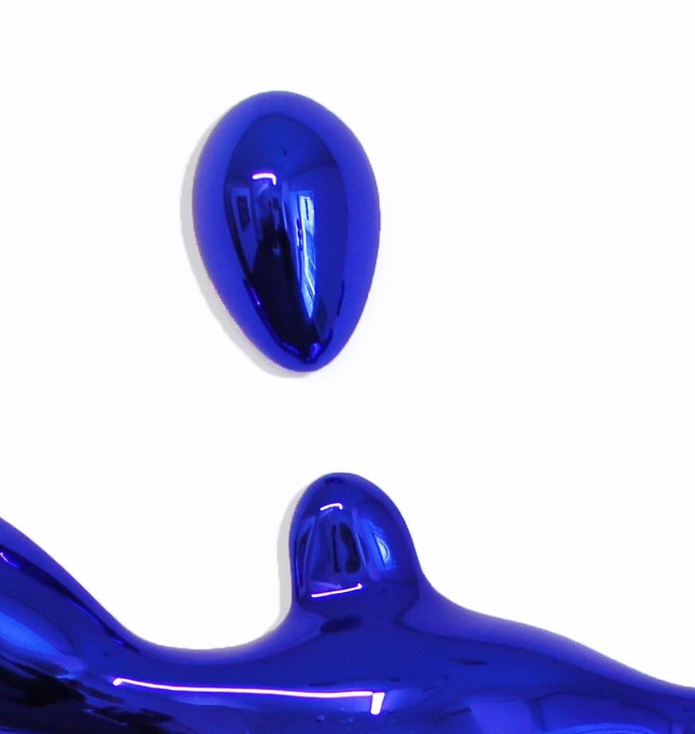 Splash Bleu by Philippe Berry is a bronze wall sculpture with a silver-coated projection. This piece captures the essence of the artist's approach, rooted in playfulness and evoking memories of childhood.