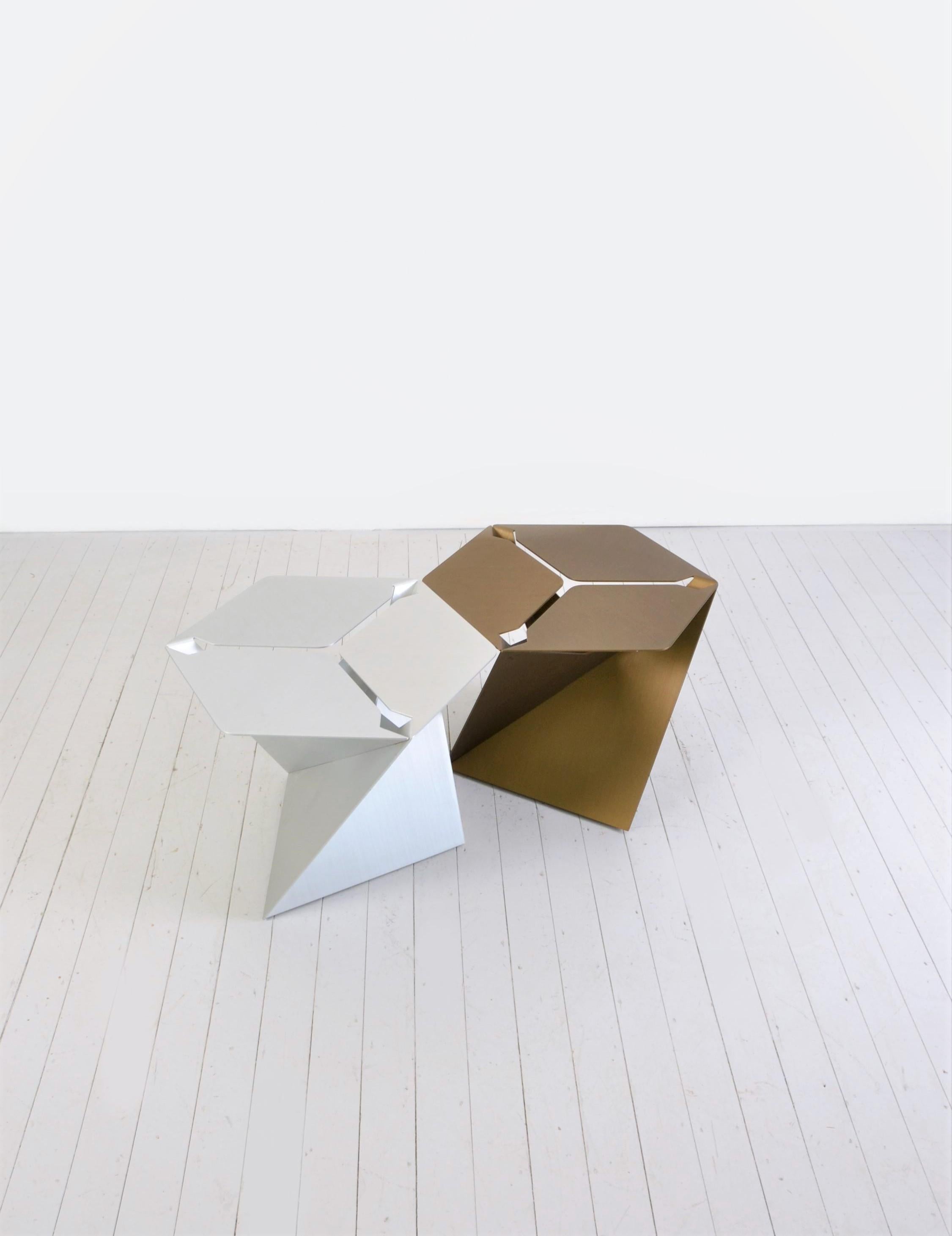 Très rare (seulement produite 2010-2012) Table basse hexagonale constituée de trois feuilles d'aluminium pliées identiques et emboîtées les unes dans les autres.
Disponible en deux couleurs anodisées : aluminium naturel, bronze
Matériau : aluminium