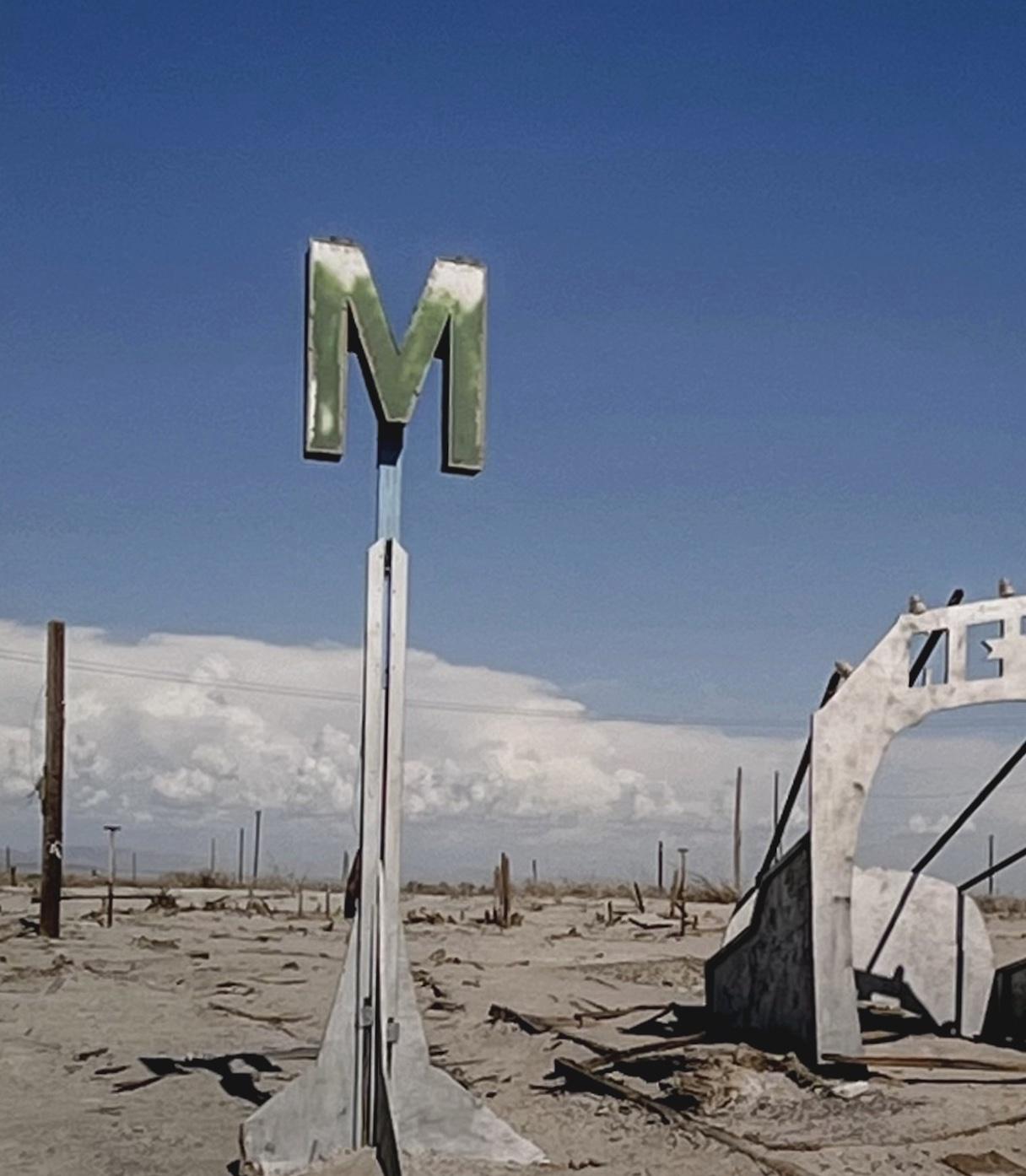 Tal vez París, 2022, Bombay Beach, CA, EE.UU. en venta 2