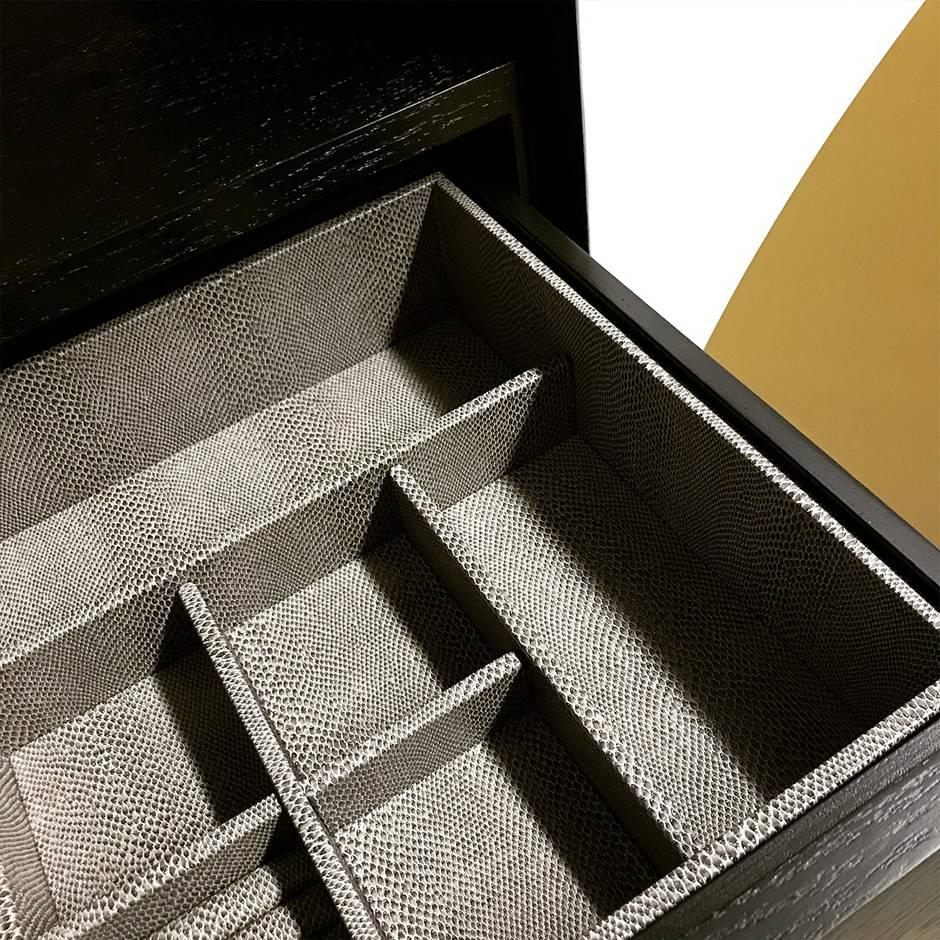 CABINET PHILIPPE - Moderno intarsio geometrico in ottone su un corpo in Oak e acrilico. in vendita 1