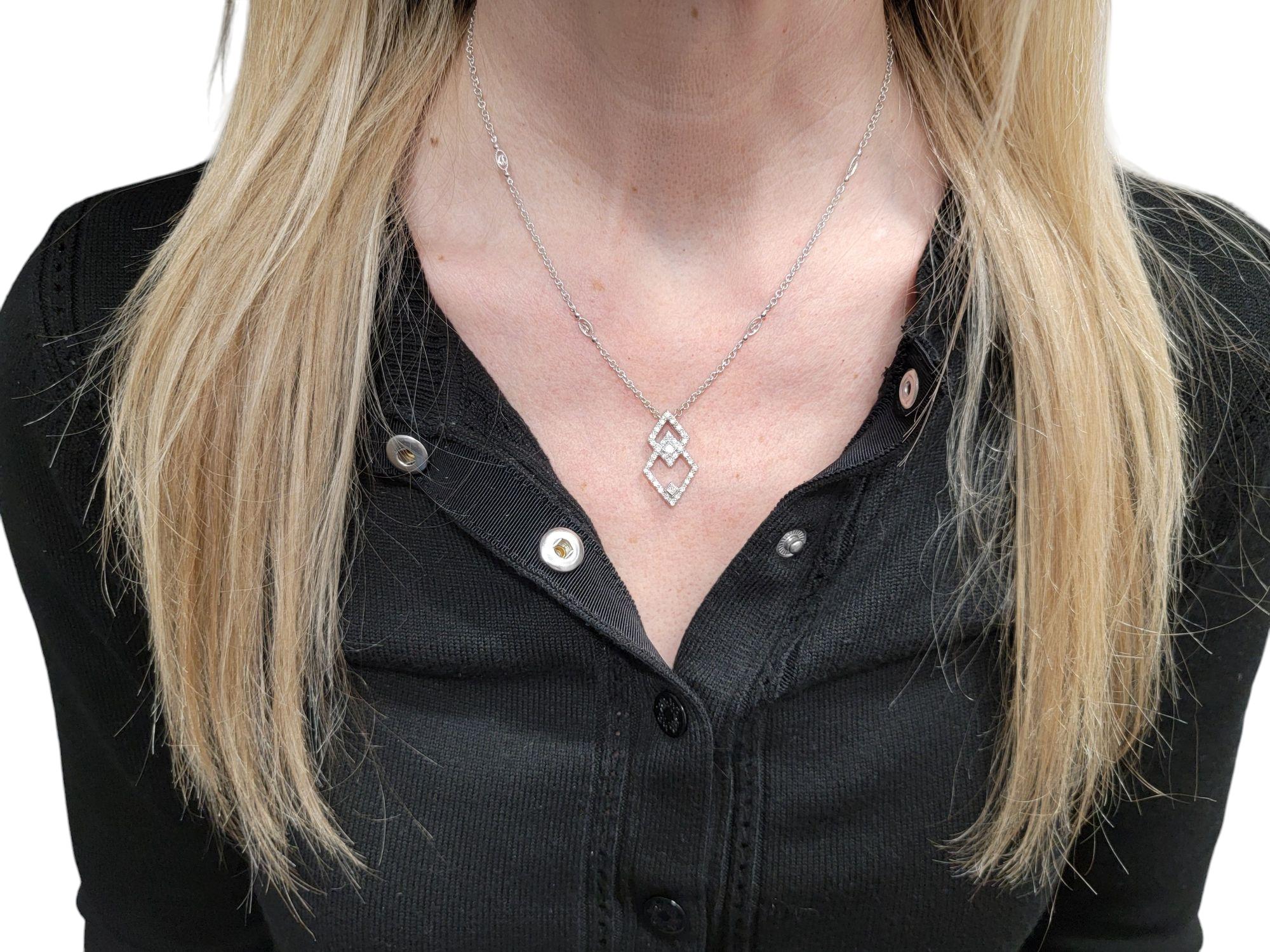 Collana con ciondolo geometrico aperto con diamanti di Philippe Charriol in oro bianco 18 carati in vendita 4